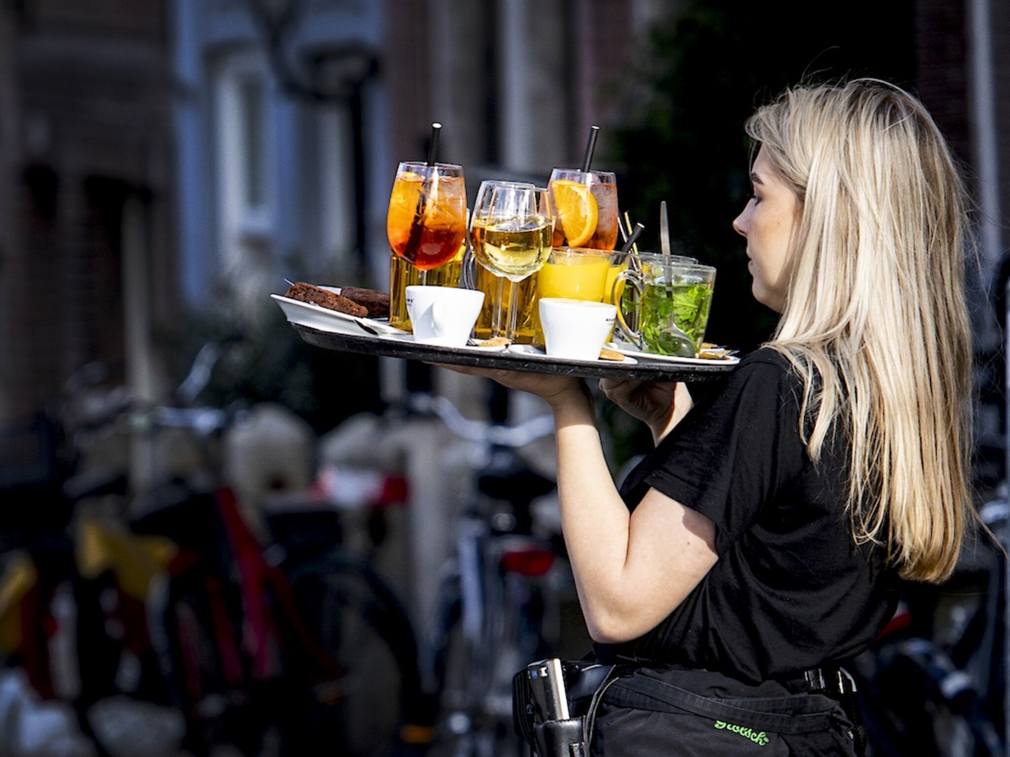 kleine groei economie handel en horeca profiteren dip voor bouw en uitzendbranche
