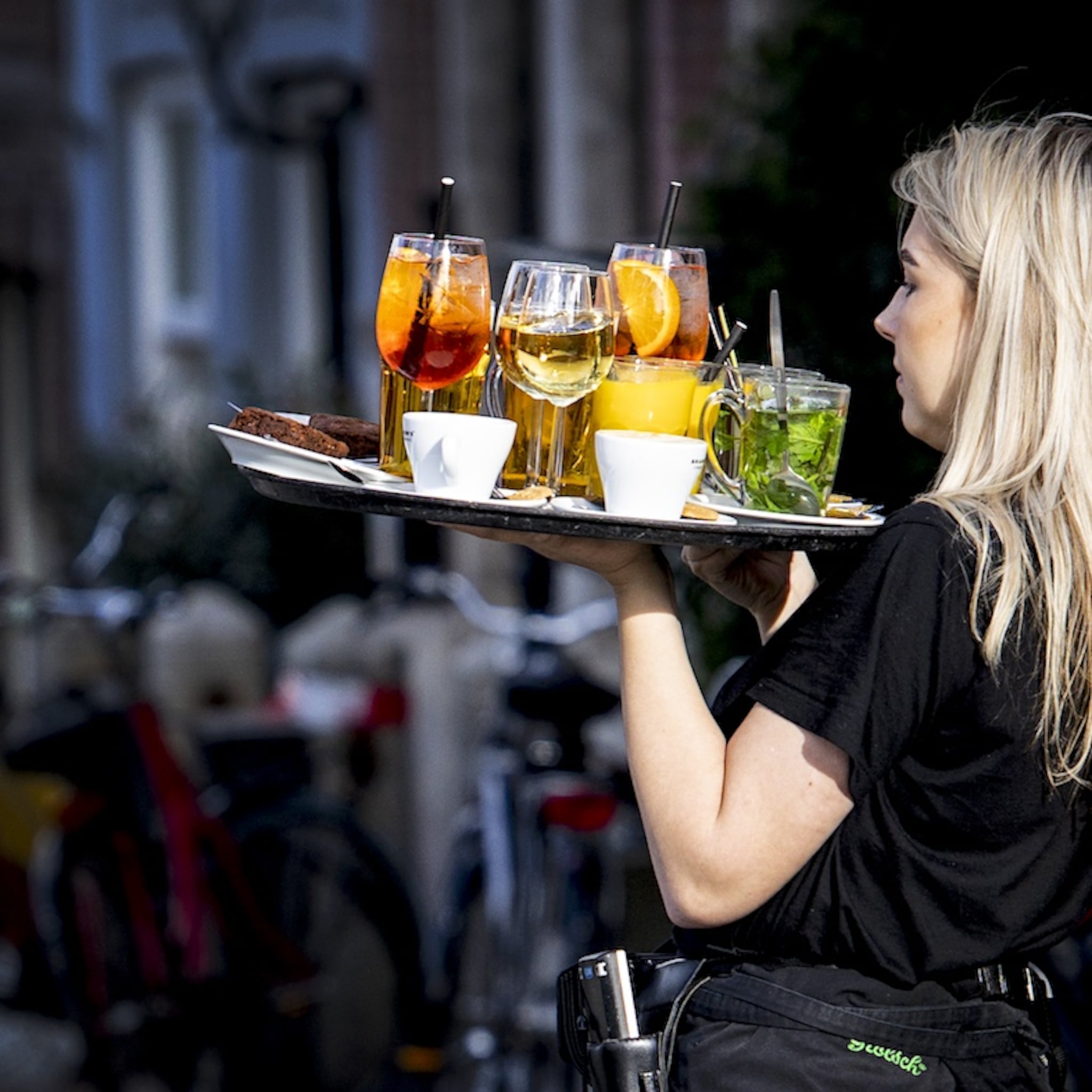 kleine groei economie handel en horeca profiteren dip voor bouw en uitzendbranche