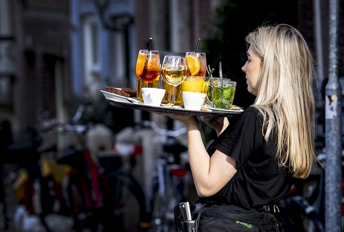 Rabobank verwacht kleine groei van economie na kwakkelend jaar, horeca en handel profiteren volgens de economen het meest. Rabobank verwacht kleine groei van economie na kwakkelend jaar, horeca en handel profiteren volgens de economen het meest. Foto: ANP