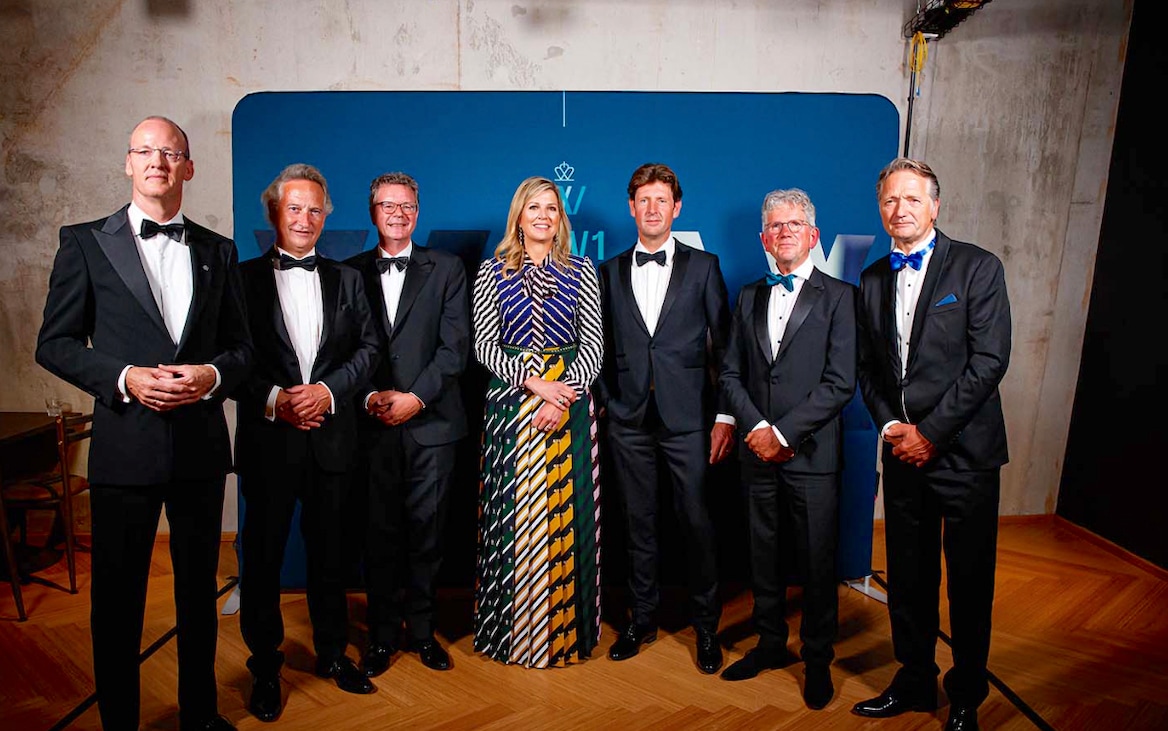 V.l.n.r. Klaas Knot, Maurice Geraets en Jean Schreurs van NXP, Hare Majesteit Koningin Máxima, Bart Oude Wesselink en André Jansen van Maan Group en Bert van Son van MUD Jeans. V.l.n.r. Klaas Knot, Maurice Geraets en Jean Schreurs van NXP, Hare Majesteit Koningin Máxima, Bart Oude Wesselink en André Jansen van Maan Group en Bert van Son van MUD Jeans. Foto: Koning Willem I Stichting