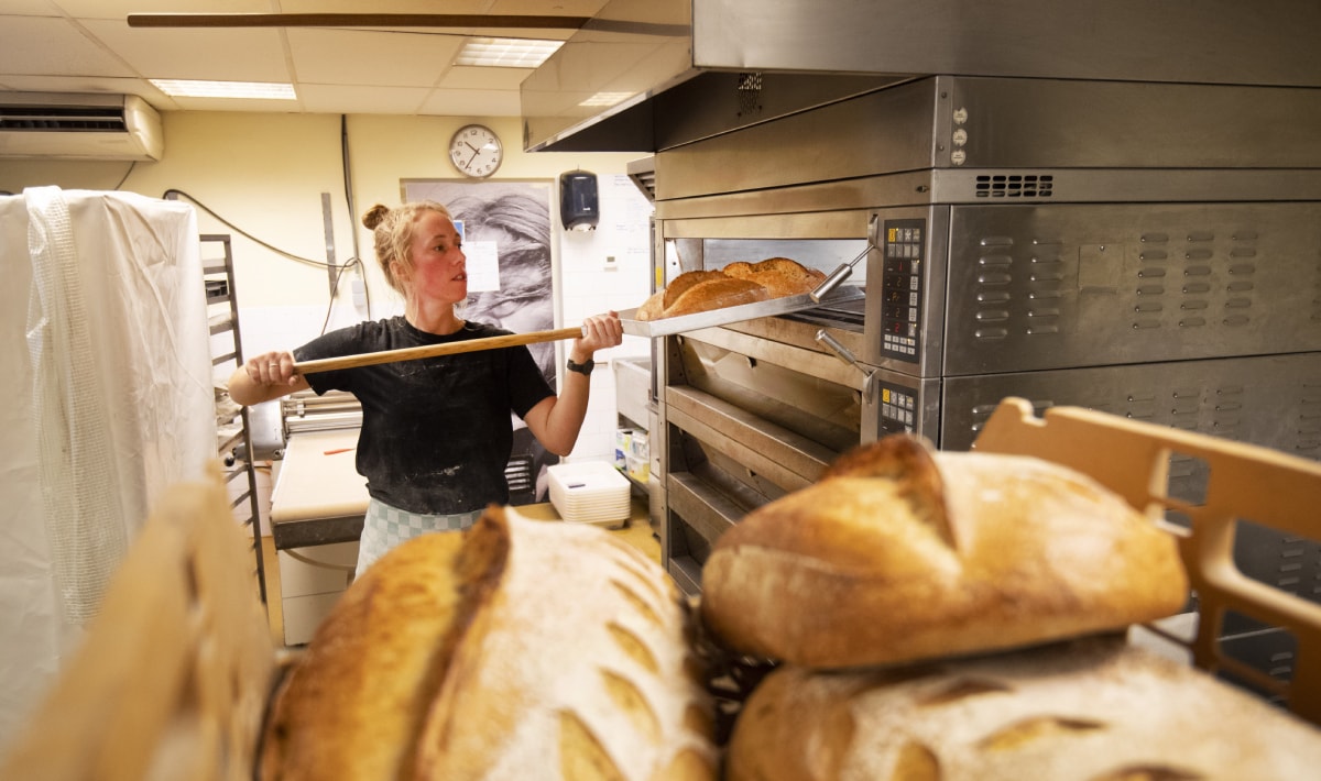 Bakker bij haar oven. ANP