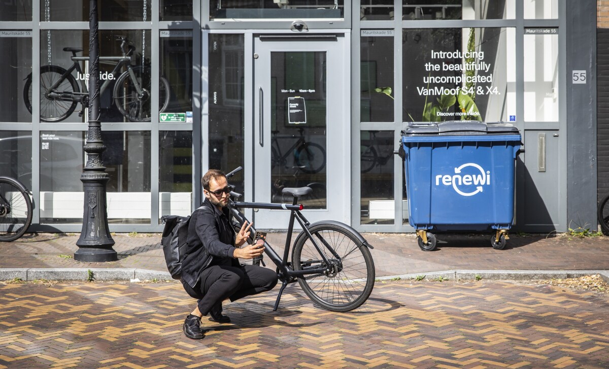 Een klant bij een dichte VanMoof-winkel. ANP