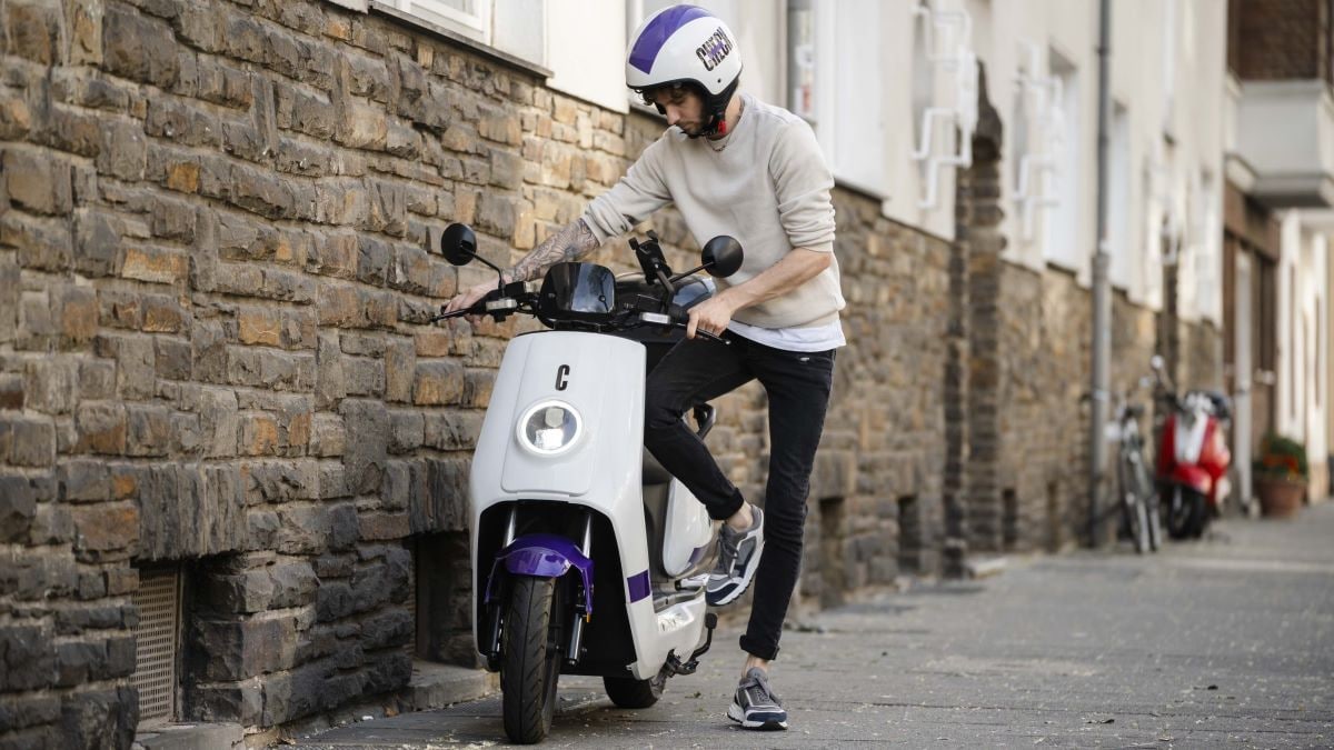 Man met Check-deelscooter. Foto: Check Man met Check-deelscooter. Foto: Check