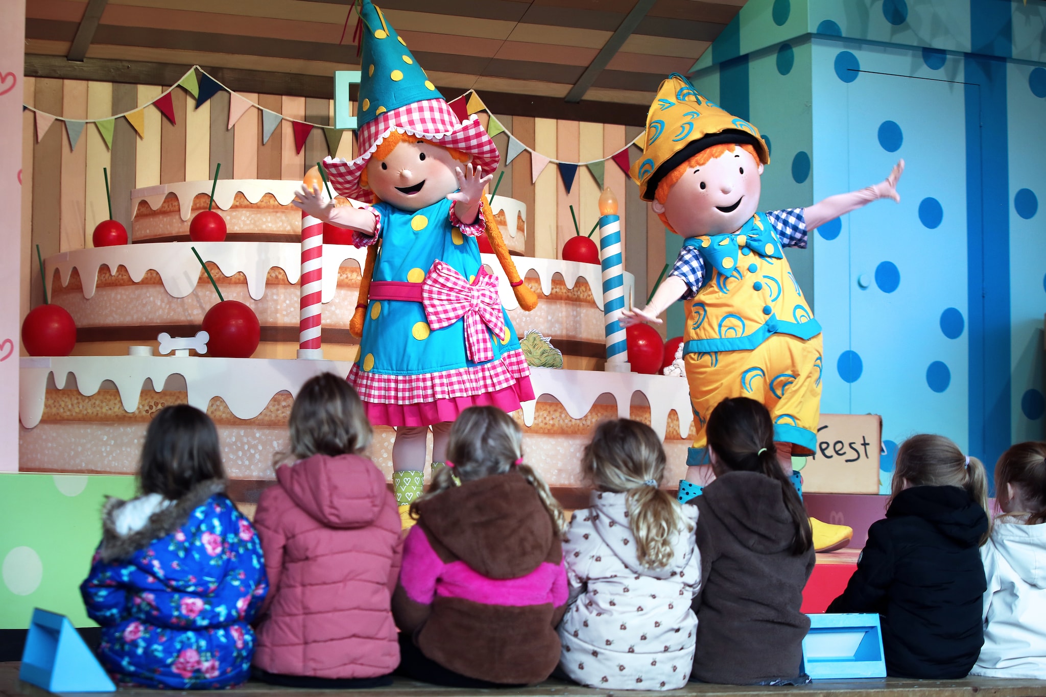 Kinderen kijken naar een show van Fien &amp; Teun, de mascottes van Avonturenboerderij Molenwaard. Ramon Mangold/Pix4Profs