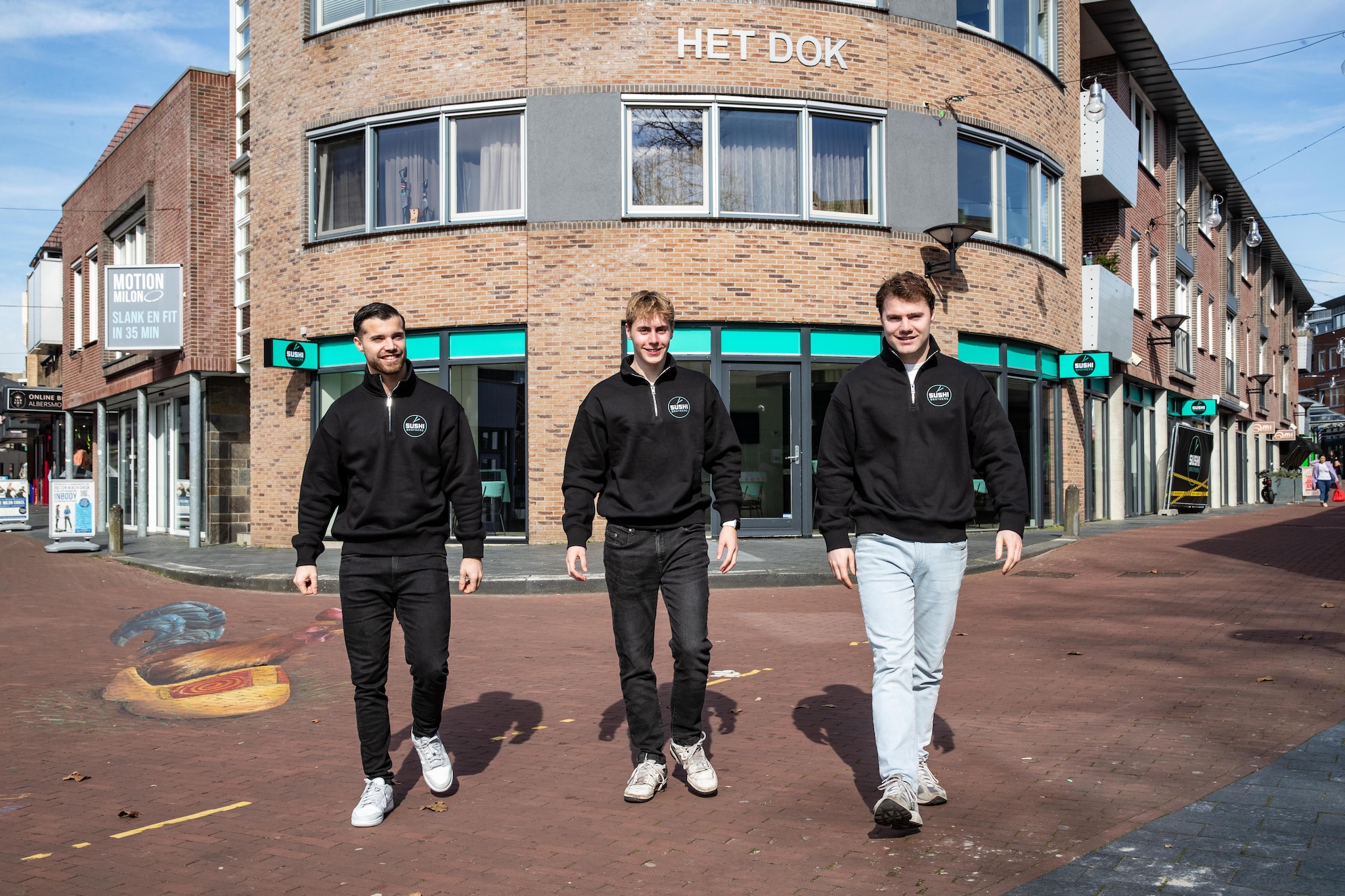 Tijs Stob tussen de ‘Sushi Brothers’ voor de nieuwe zaak in het centrum van Raalte. Ronald Hissink