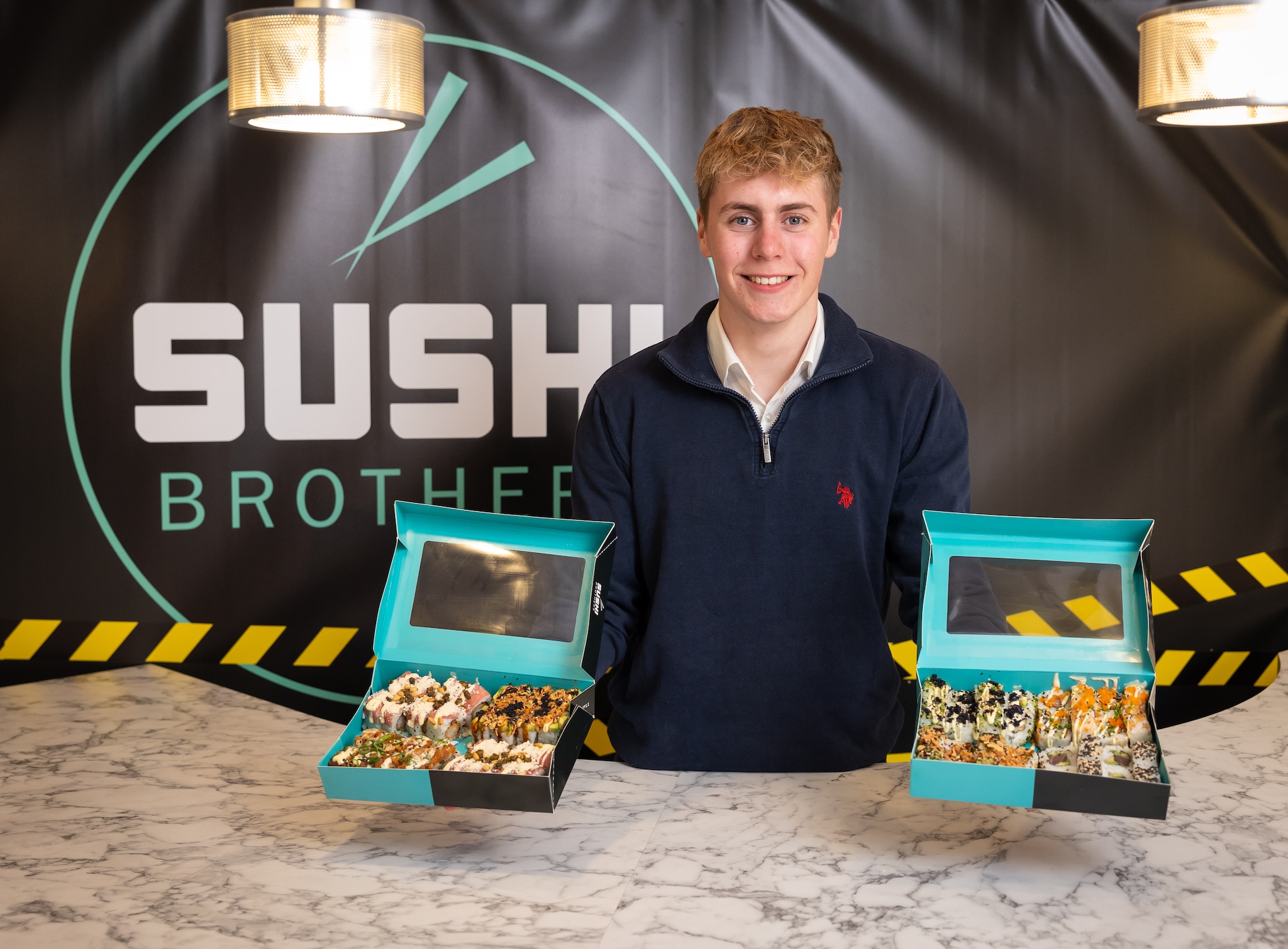 Stob met zijn sushi, verpakt in de kenmerkende turquoise dozen. Stefan Kemper