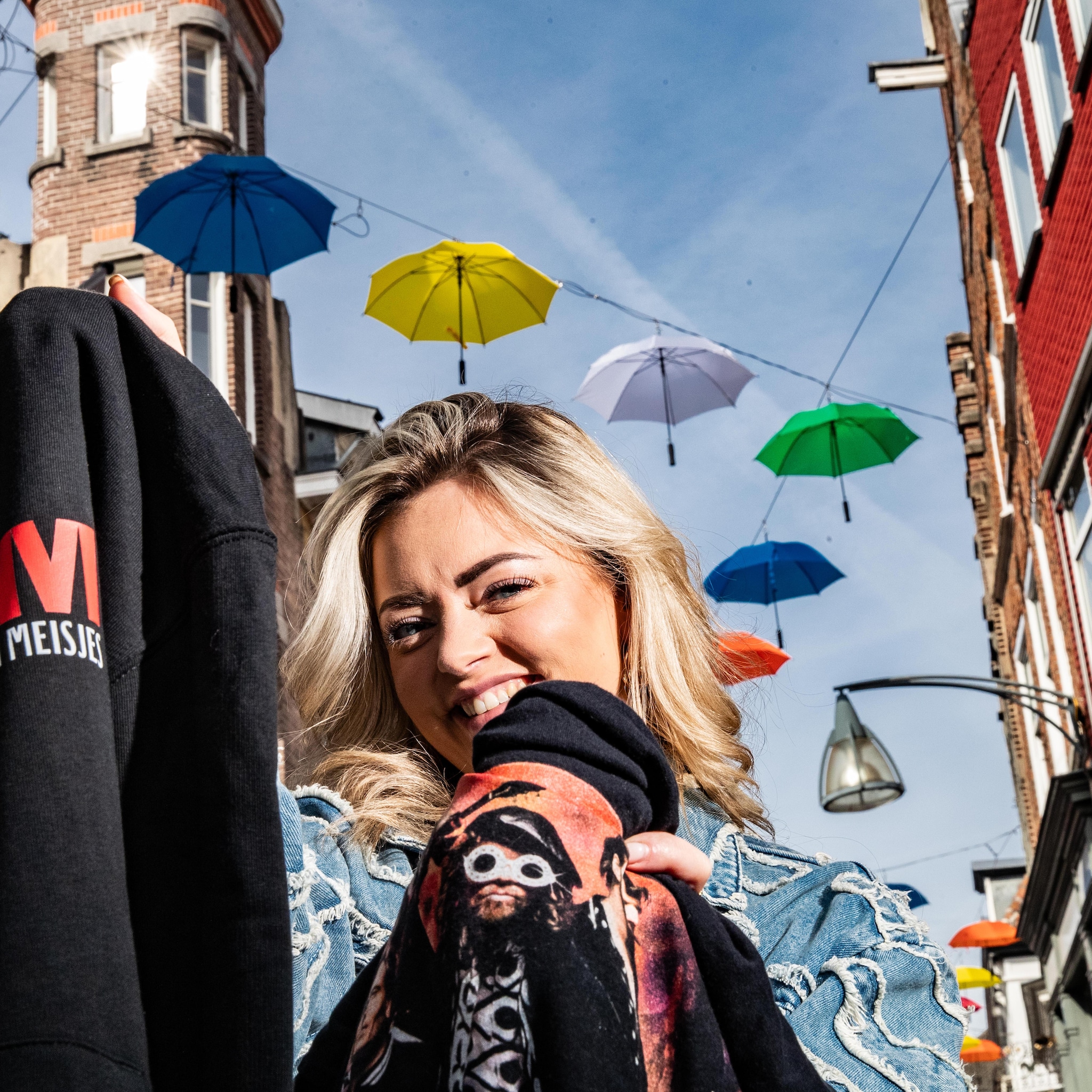 succesvol met fanshirts roxan 26 verkoopt merchandise grote artiesten en heeft 25 man personeel