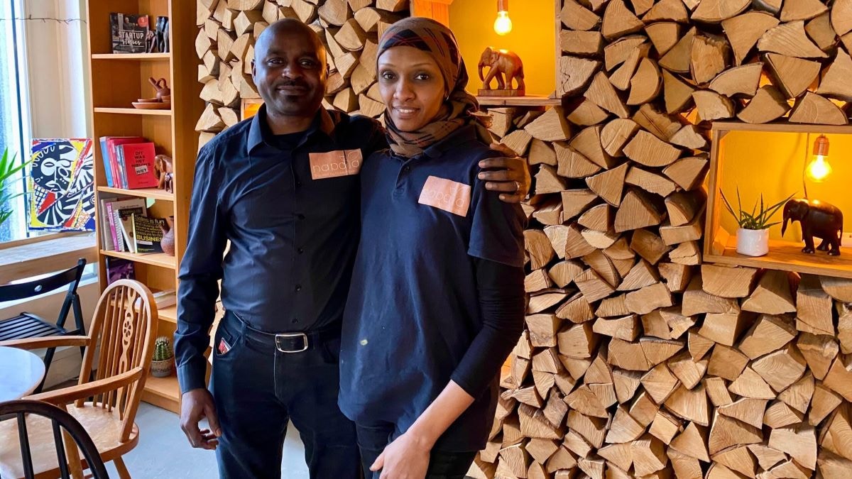 Abdel en Ranya in hun zaak Napata: het enige Soedanese restaurant in Nederland. Foto: indebuurt Utrecht Abdel en Ranya in hun zaak Napata: het enige Soedanese restaurant in Nederland. Foto: indebuurt Utrecht