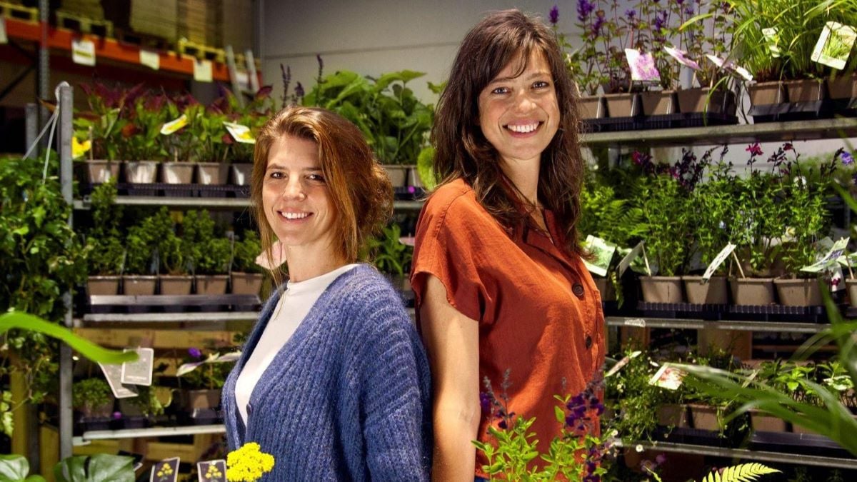 Suzanne en Liedewij tussen de biologische planten. Foto: Sprinklr Suzanne en Liedewij tussen de biologische planten. Foto: Sprinklr