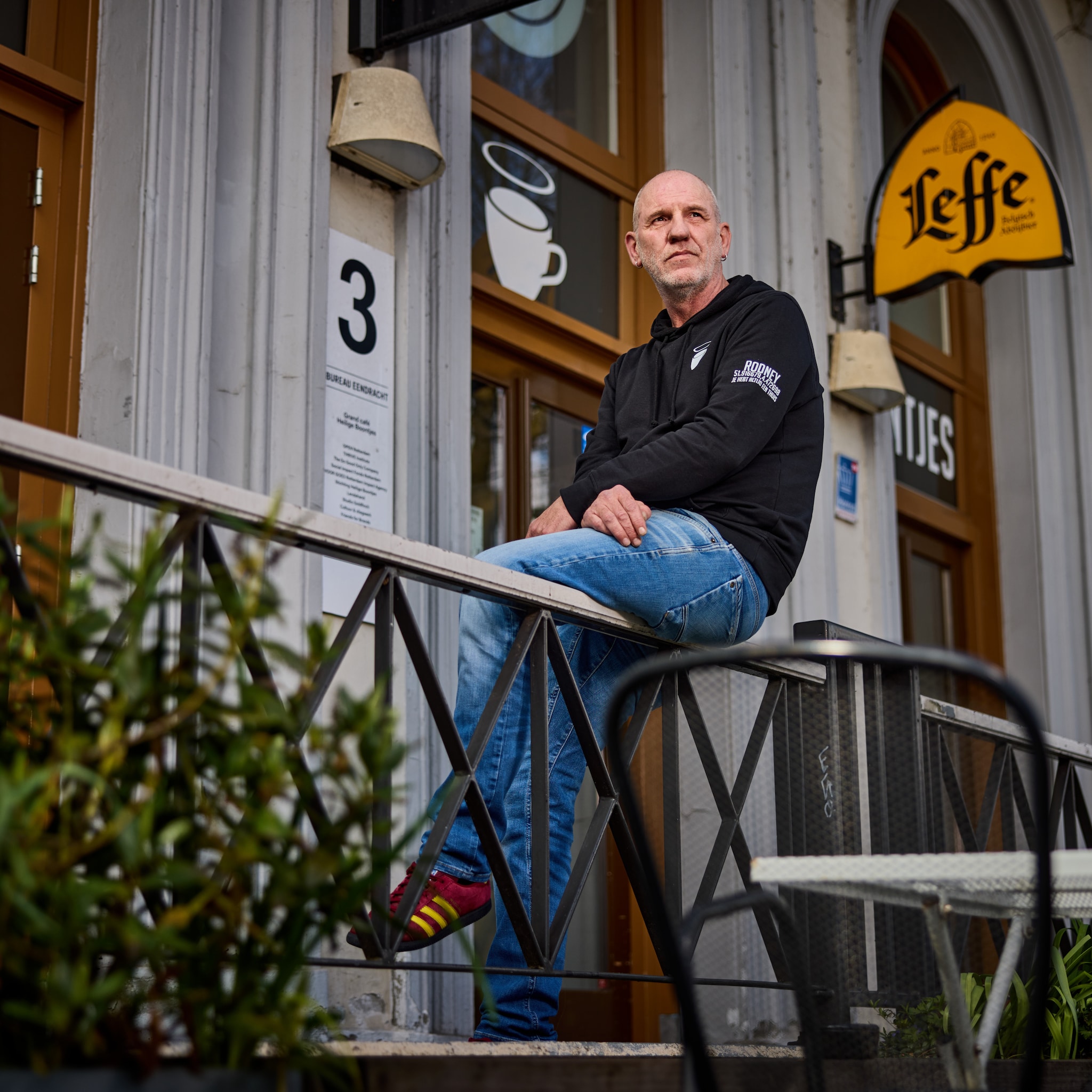 ondernemer rodney zat in zijn jeugd jaren vast nu runt hij succesvol koffie imperium
