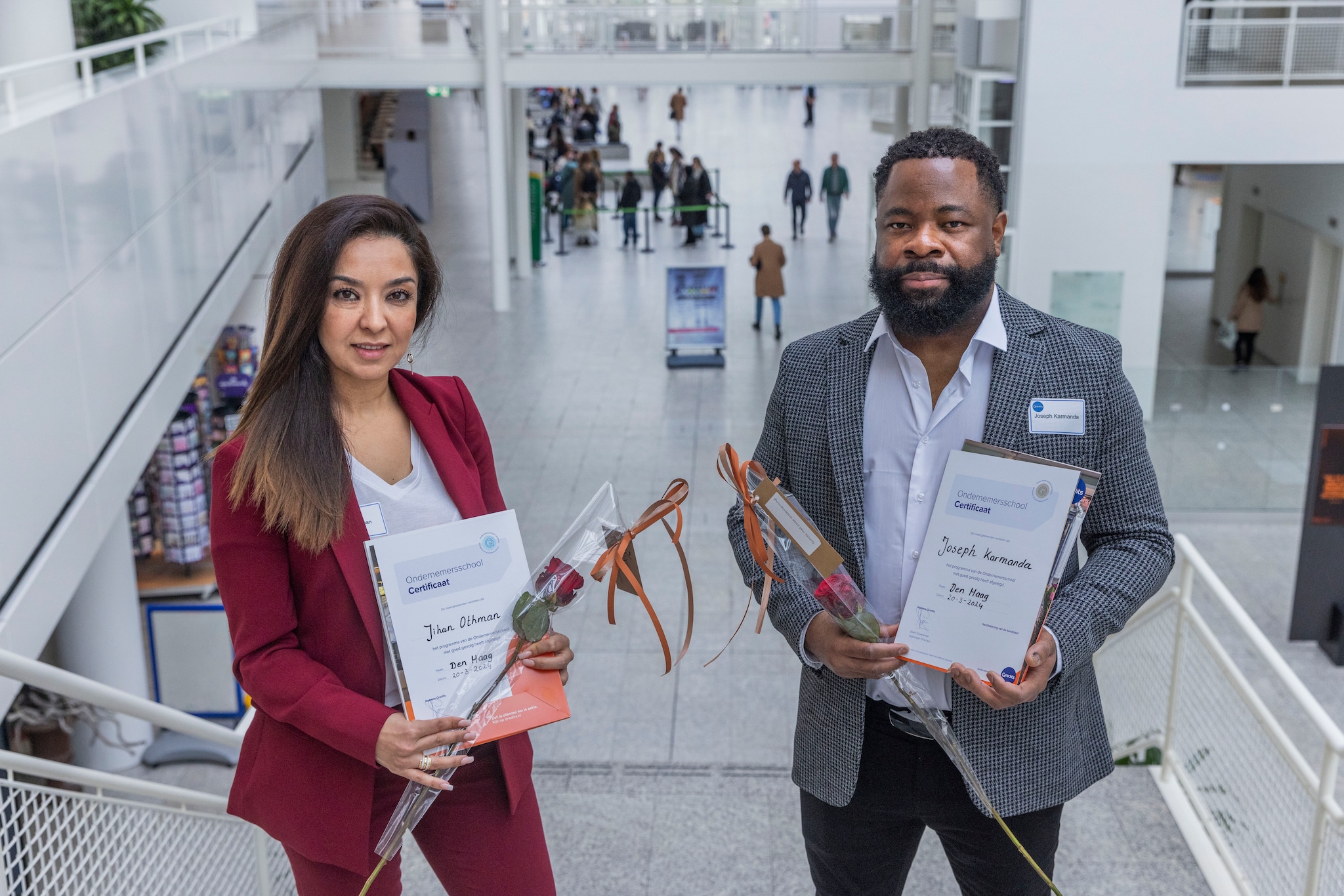 Jihan Othman en Joseph Karmanda zijn geslaagd voor de Ondernemersschool voor Statushouders. Zij kregen hun certificaat in het Haagse Stadhuis. Frank Jansen