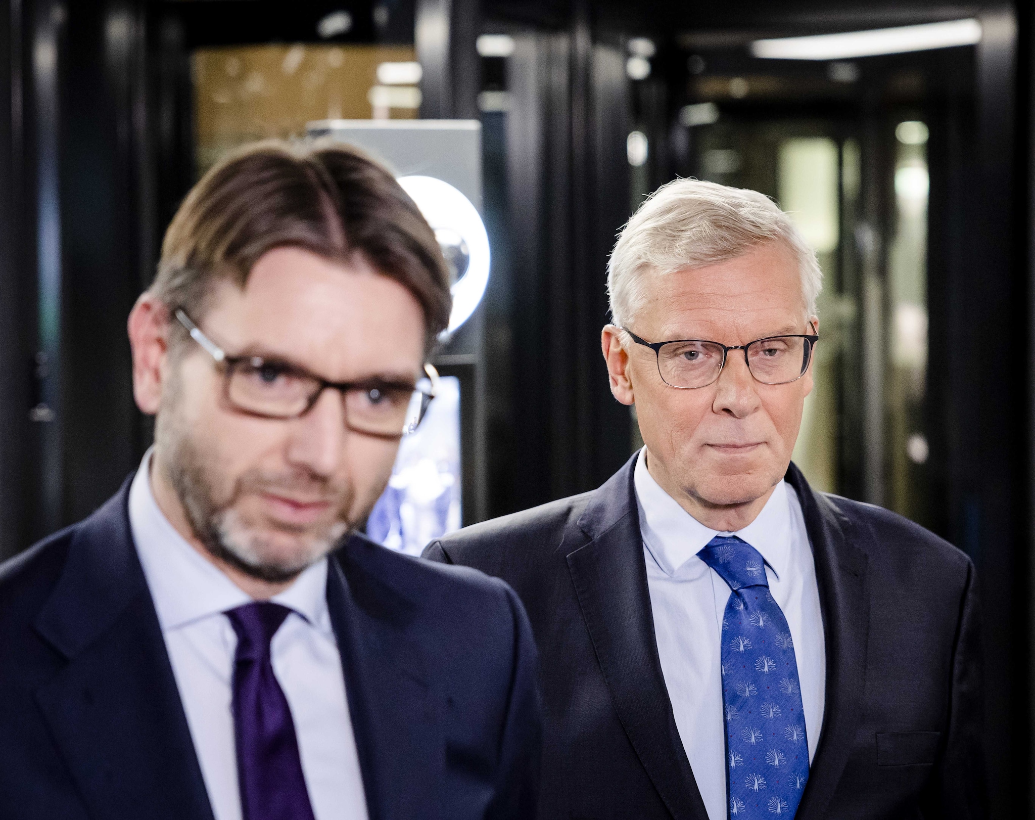 Steven van Weyenberg, demissionair minister van Financiën, en Marnix van Rij (r), demissionair staatssecretaris Fiscaliteit en Belastingdienst, komen aan voor een gesprek met de informateurs Richard van Zwol en Elbert Dijkgraaf.  Het gesprek ging over de overheidsfinanciën. Steven van Weyenberg, demissionair minister van Financiën, en Marnix van Rij (r), demissionair staatssecretaris Fiscaliteit en Belastingdienst, komen aan voor een gesprek met de informateurs Richard van Zwol en Elbert Dijkgraaf.  Het gesprek ging over de overheidsfinanciën. ANP