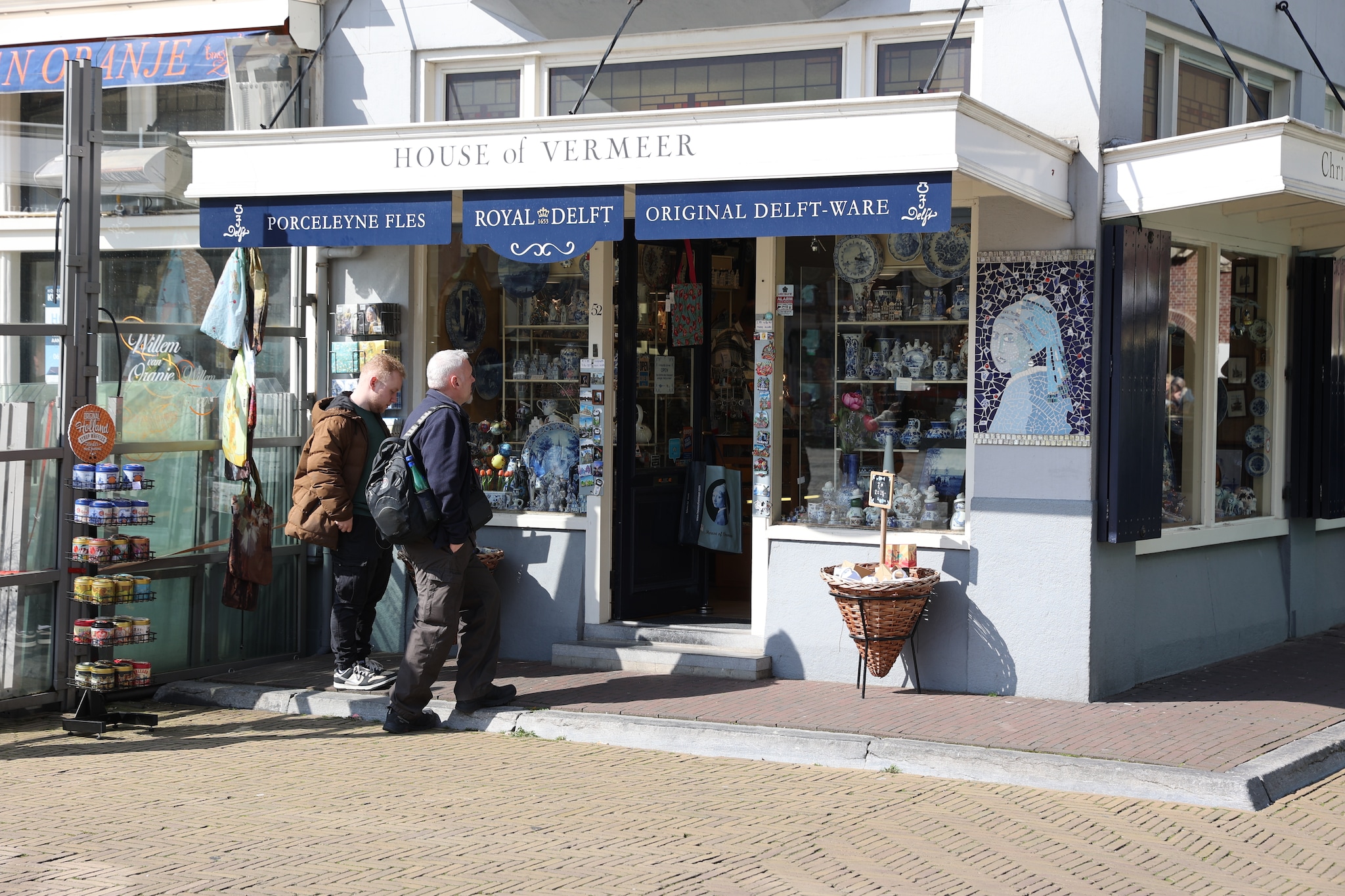 Toeristen komen gestaag af en aan in de winkel van Royal Delft op de Markt in Delft. Toeristen komen gestaag af en aan in de winkel van Royal Delft op de Markt in Delft.  Dennis Wisse