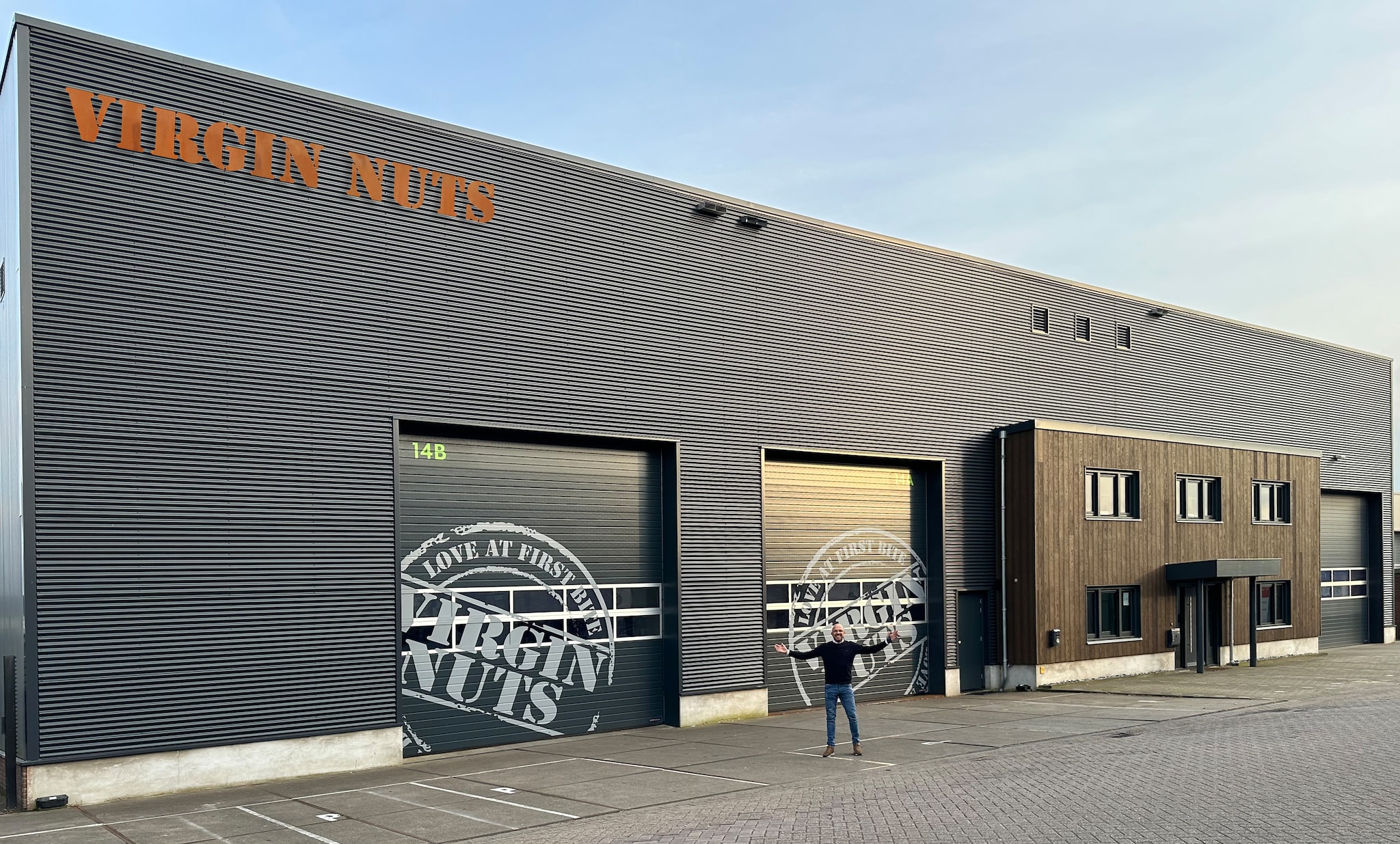 Diederick van Merkestijn voor de bedrijfshallen van Virgin Nuts in Rhenen.