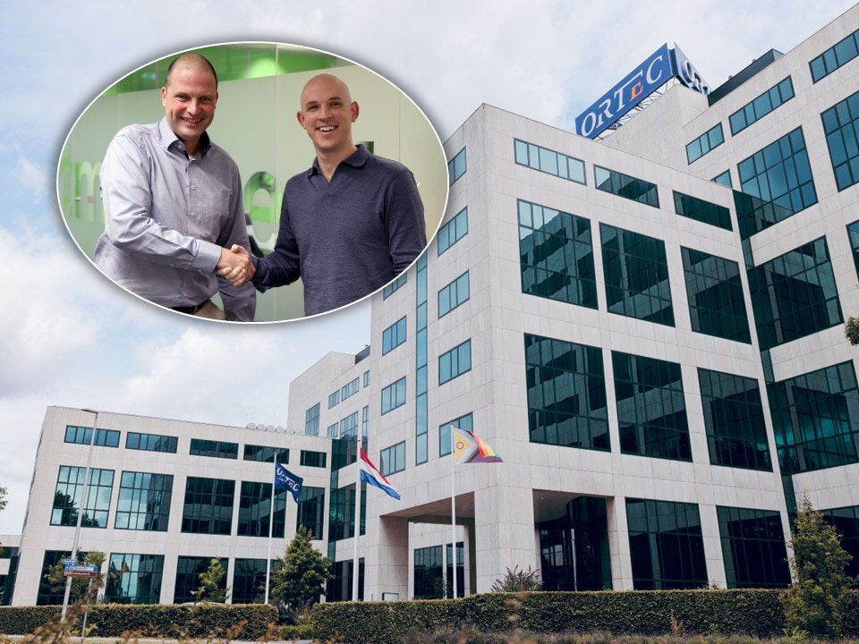 Het hoofdkantoor van Ortec in Zoetermeer. Inzet: ceo Michael van Duijn schudt de hand van Zak Ewen, van Battery Ventures. Ortec