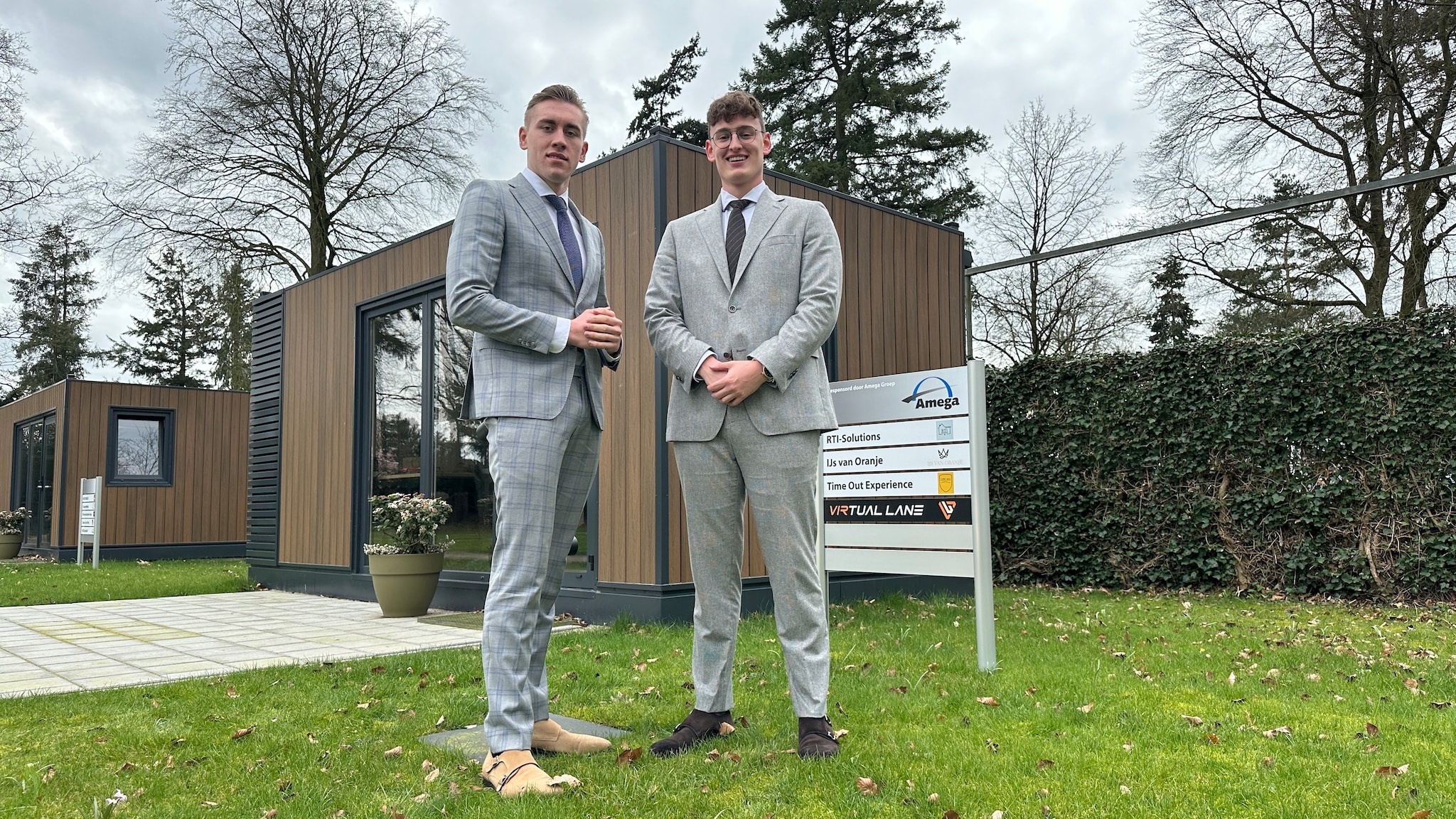 IVA-studenten Laurens van Herwijnen (r) en Sven Brochard komen met startup gericht op rijscholen.