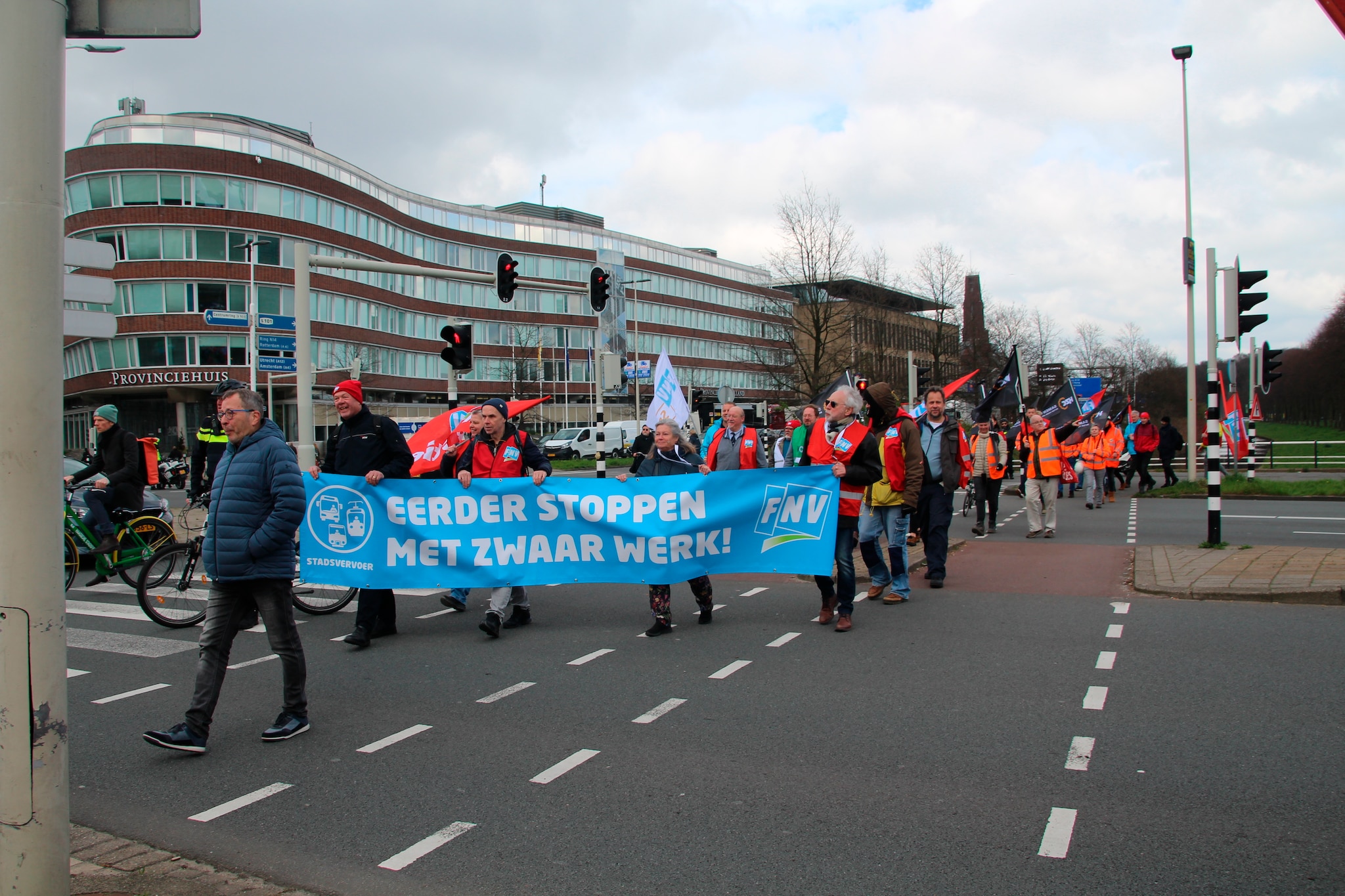 Een demonstratie van vakbondsleden tegen de pensioenleeftijd. Vakbonden willen in ieder geval een betere regeling voor ouderen in zware beroepen om eerder te kunnen stoppen dan met 67 jaar. AS Media