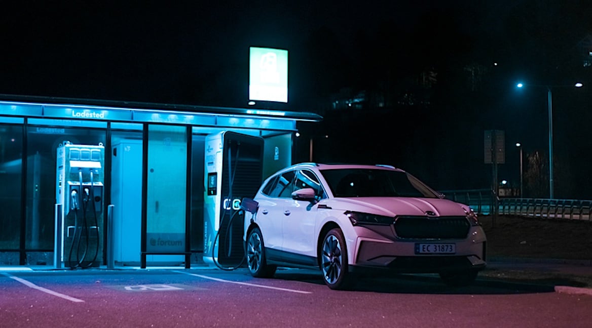 'Natuurlijk worden wij er allemaal gelukkiger van als Stedin ‘s avonds de stroomtoevoer voor elektrische auto’s stopt.' 'Natuurlijk worden wij er allemaal gelukkiger van als Stedin ‘s avonds de stroomtoevoer voor elektrische auto’s stopt.' Beeld: Shutterstock