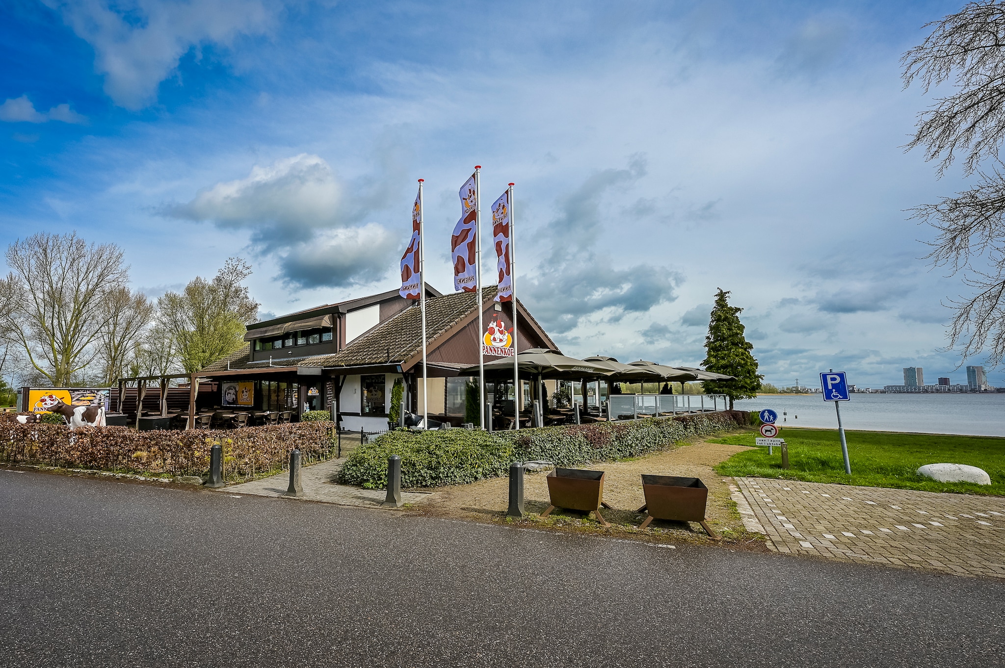 De nieuwste vestiging aan de Zevenhuizerplas, met uitzicht op het water en de torens van Nesselande. Foto: Jan Kok