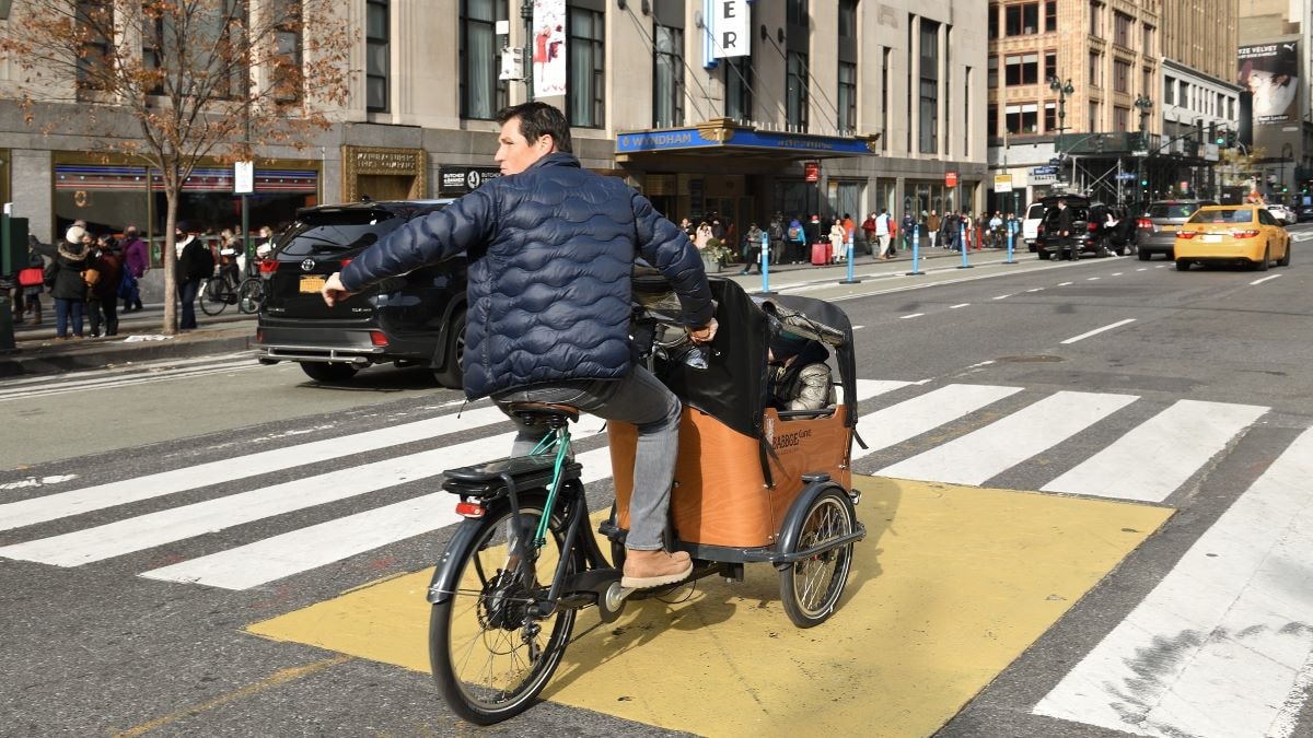 Man op een Babboe-bakfiets in New York. Foto: Shutterstock Man op een Babboe-bakfiets in New York. Foto: Shutterstock
