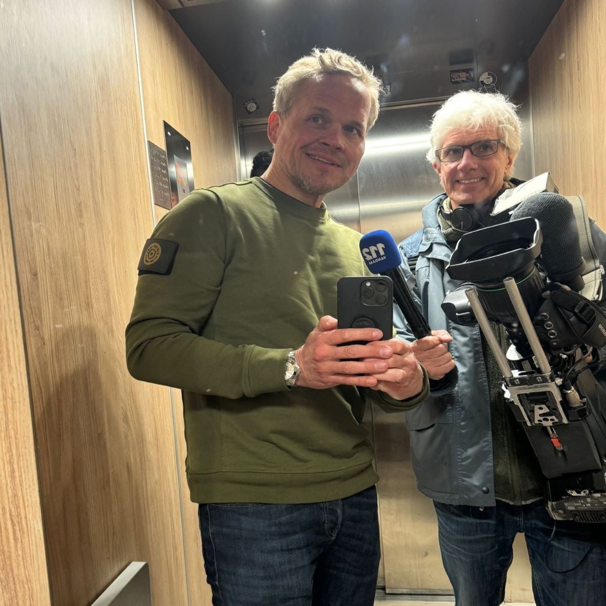 Fifty-cal-ambassadeur en tv-verslaggever Kees Amsterdam (links). Fifty-cal-ambassadeur en tv-verslaggever Kees Amsterdam.