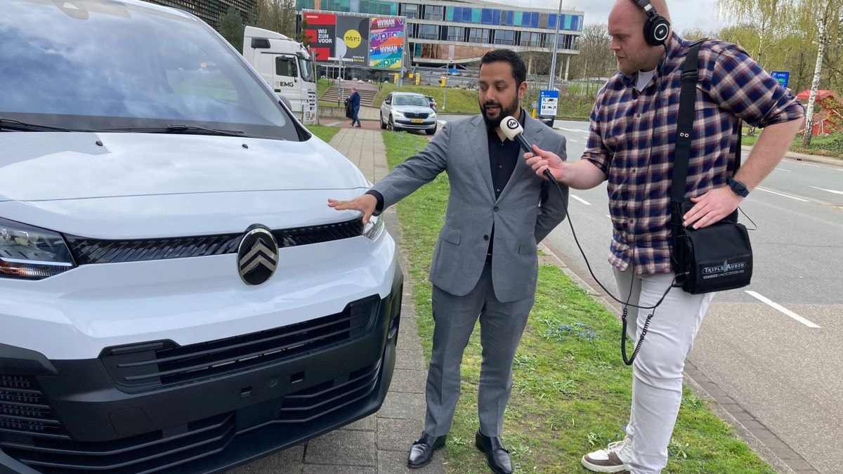 Roland Tameling met Shaffy Afzal bij de nieuwe Jumpy. Roland Tameling met Shaffy Afzal bij de nieuwe Jumpy.
