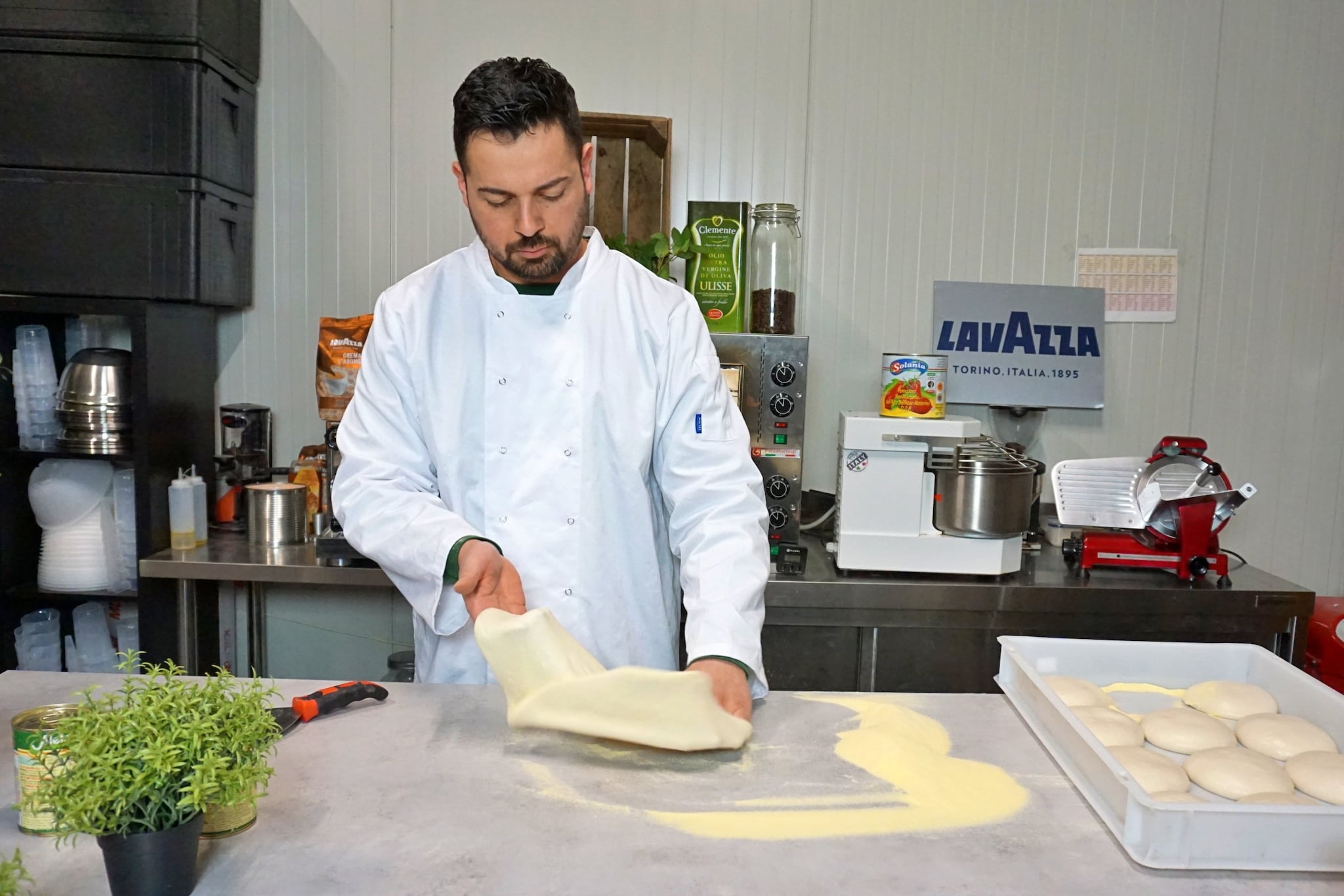 Joseph van cateringbedrijf De Pizza Chef bakt in zijn loods in Schiebroek. Foto: indebuurt Rotterdam Joseph van cateringbedrijf De Pizza Chef bakt in zijn loods in Schiebroek. Foto: indebuurt Rotterdam