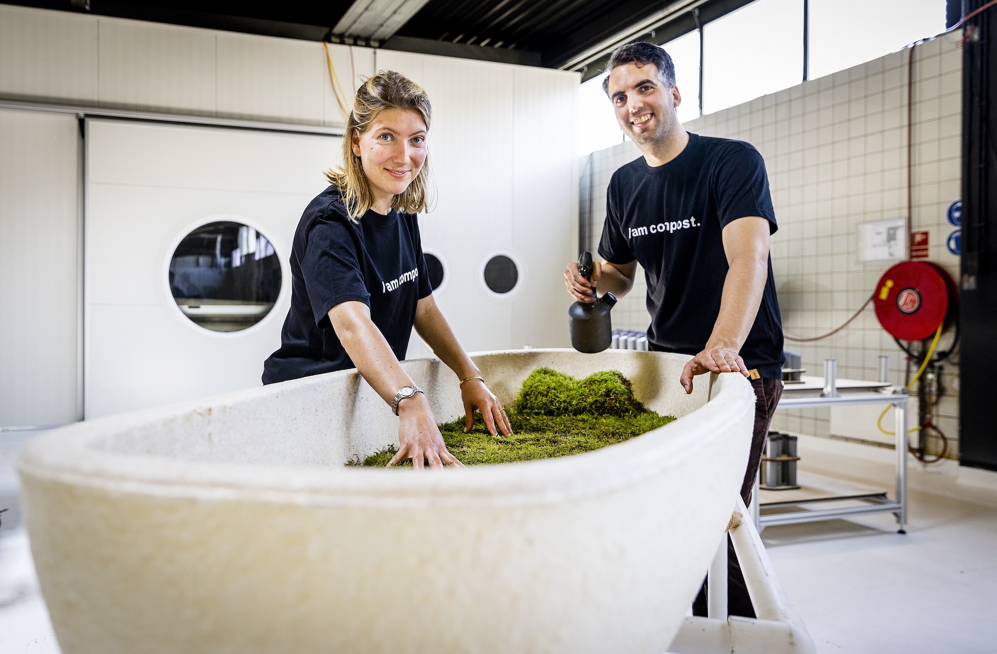 Oprichters Lonneke Westhoff en Bob Hendrikx (r) bij een doodskist, ingelegd met mos, in de fabriek van Loop Biotech in Delft. Oprichters Lonneke Westhoff en Bob Hendrikx (r) bij een doodskist, ingelegd met mos, in de fabriek van Loop Biotech in Delft.