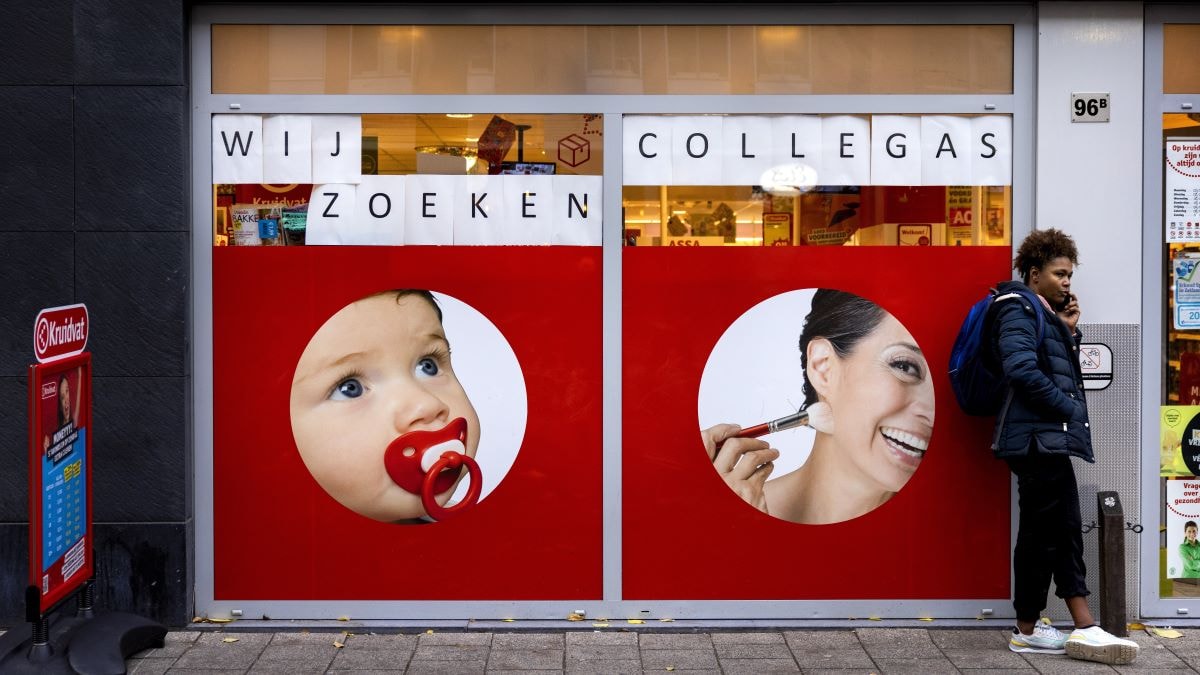 Een poster bij de Kruidvat om personeel te werven. Foto: ANP Een poster bij de Kruidvat om personeel te werven. Foto: ANP