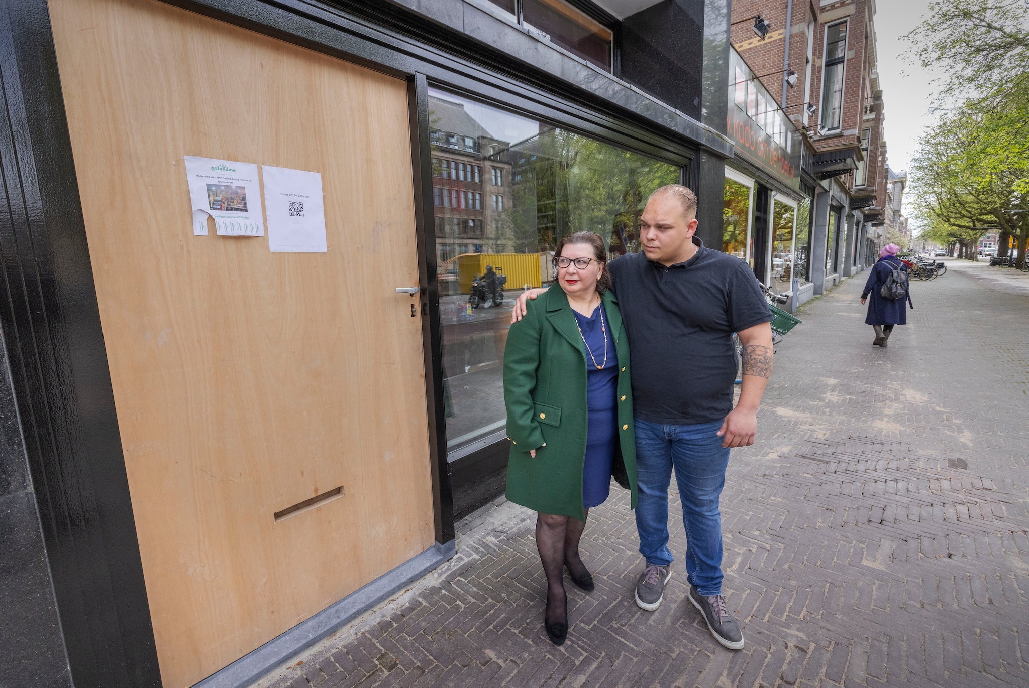 Vorig jaar moesten ondernemer Valentino en zijn moeder Lina hun nachtwinkel aan de Hogewal in Den Haag opgeven na een aanslag met explosieven en de sluiting door de gemeente. Vorig jaar moesten ondernemer Valentino en zijn moeder Lina hun nachtwinkel aan de Hogewal in Den Haag opgeven na een aanslag met explosieven en de sluiting door de gemeente. Foto: Frank Jansen