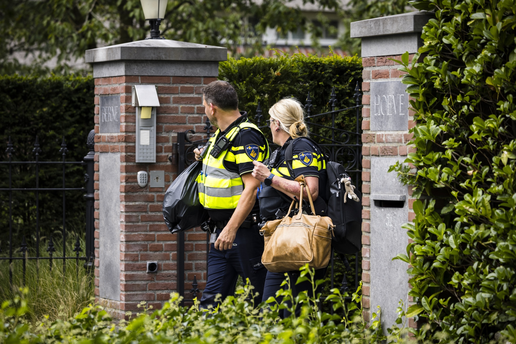 HEESWIJK-DINTHER - De Fiscale Inlichtingen- en Opsporingsdienst (FIOD) en de politie zijn bezig met een inval bij een huis in Heeswijk-Dinther. Het Openbaar Ministerie (OM) heeft negen aanhoudingen gedaan in een omvangrijk witwasonderzoek. Jumbo-topman Frits van Eerd is mogelijk een van de mensen die betrokken is bij de zaak. ANP ROB ENGELAAR ANP