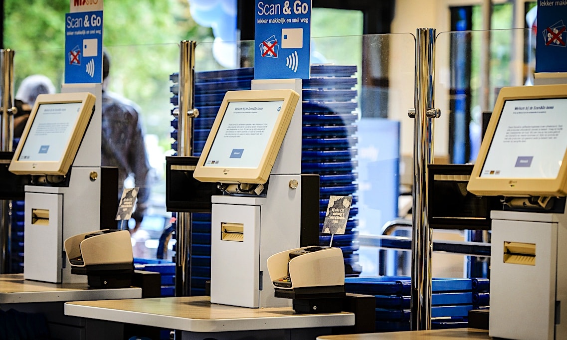 De zelfscankassa is een goed voorbeeld van hoe het brein ons iedere dag bedriegt, aldus consumentenpsycholoog Patrick Wessels. De zelfscankassa is een goed voorbeeld van hoe het brein ons iedere dag bedriegt, aldus consumentenpsycholoog Patrick Wessels | ANP