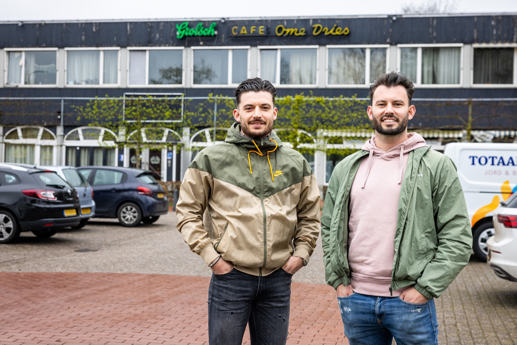 De broers Jord en Bastiaan (r.) Anbergen hebben het pand met daarin café Ome Dries in Slagharen gekocht en houden daarmee het laatste café van Slagharen overeind. De broers Jord en Bastiaan (r.) Anbergen hebben het pand met daarin café Ome Dries in Slagharen gekocht en houden daarmee het laatste café van Slagharen overeind. Enzio Ardesch