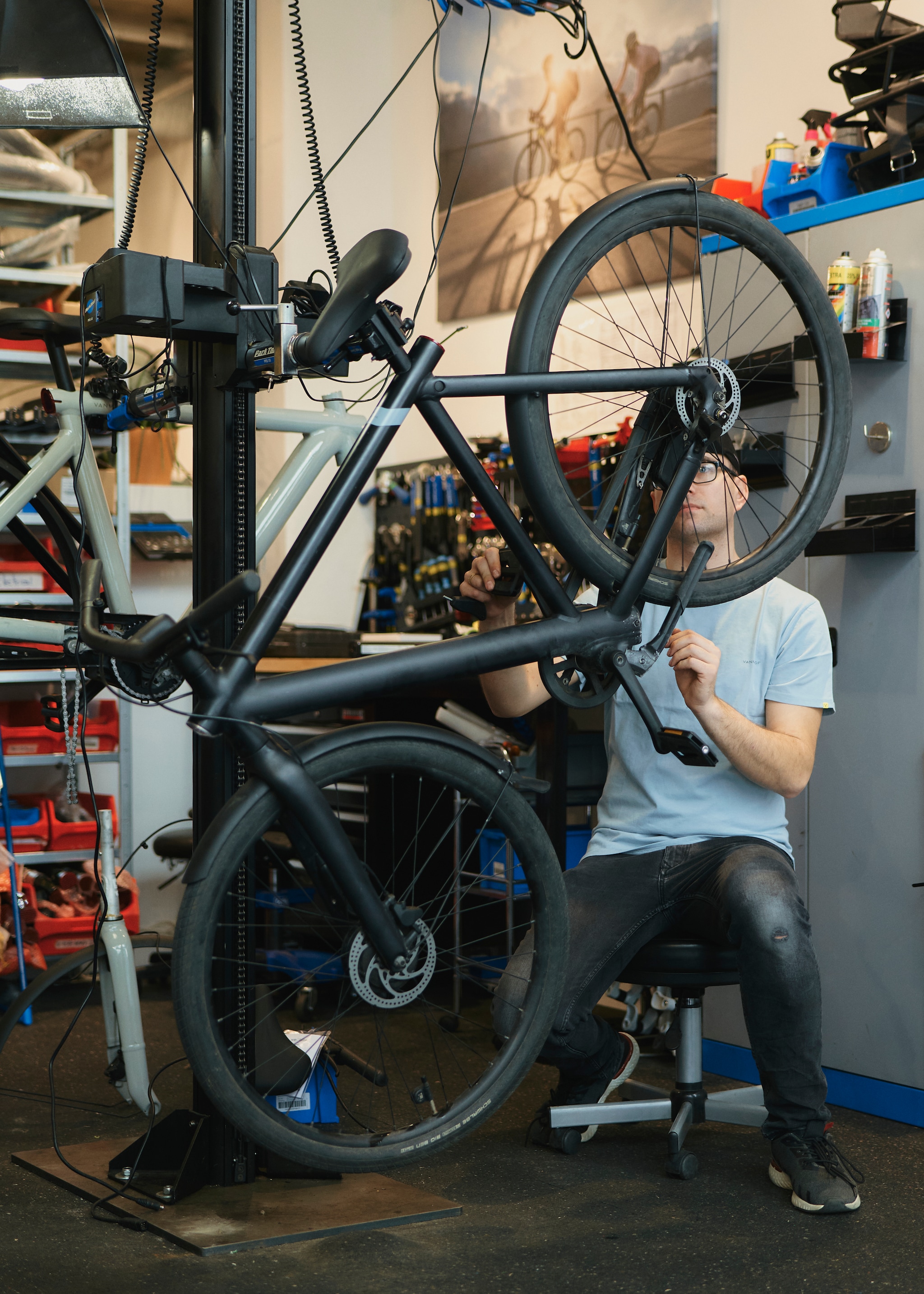VanMoof VanMoof laat fietsen nu repareren bij de echte fietsenhersteller en doet het niet meer zelf.