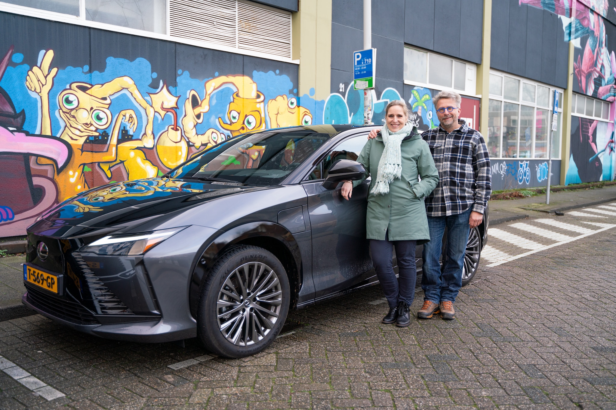 Caroline en David bij de Lexus RZ 450e. Caroline en David bij de Lexus RZ 450e. Foto: L.G. Clarinda