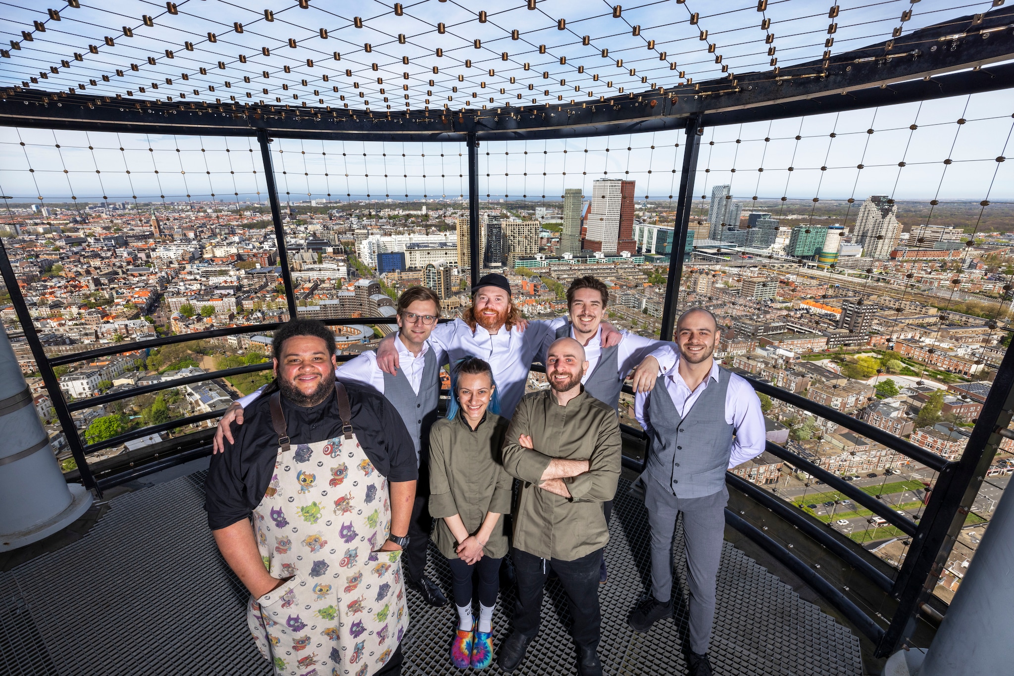 Chef-kok Brian Whyte met zijn team op het uitkijkpunt boven in het Strijkijzer. In de zomer kunnen gasten hier ook exclusief dineren. Frank Jansen