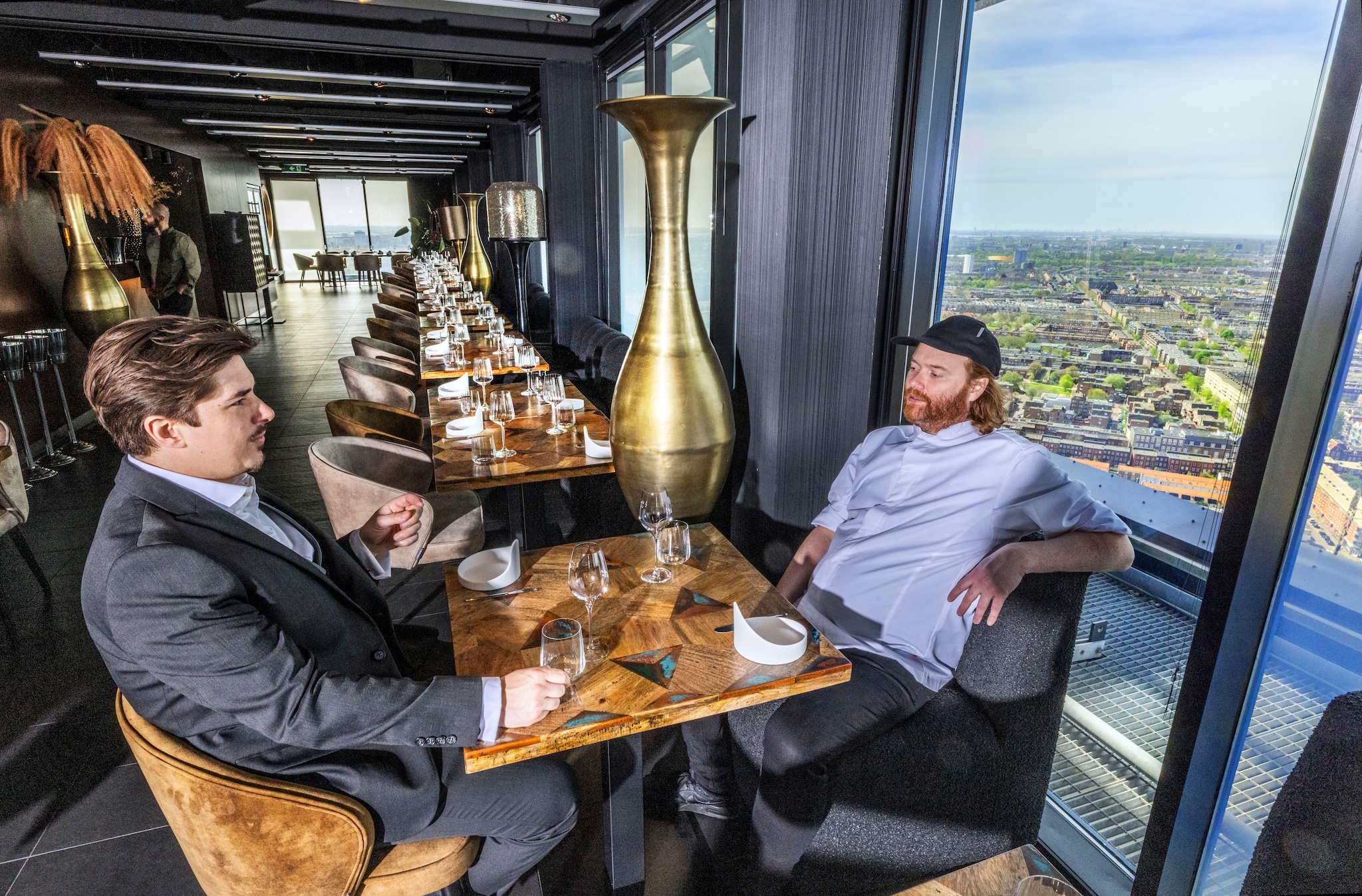 Nergens anders in Nederland kun je zo hoog dineren. Chef-kok Brian Whyte (rechts): ‘Het is hier echt een beleving’. Frank Jansen