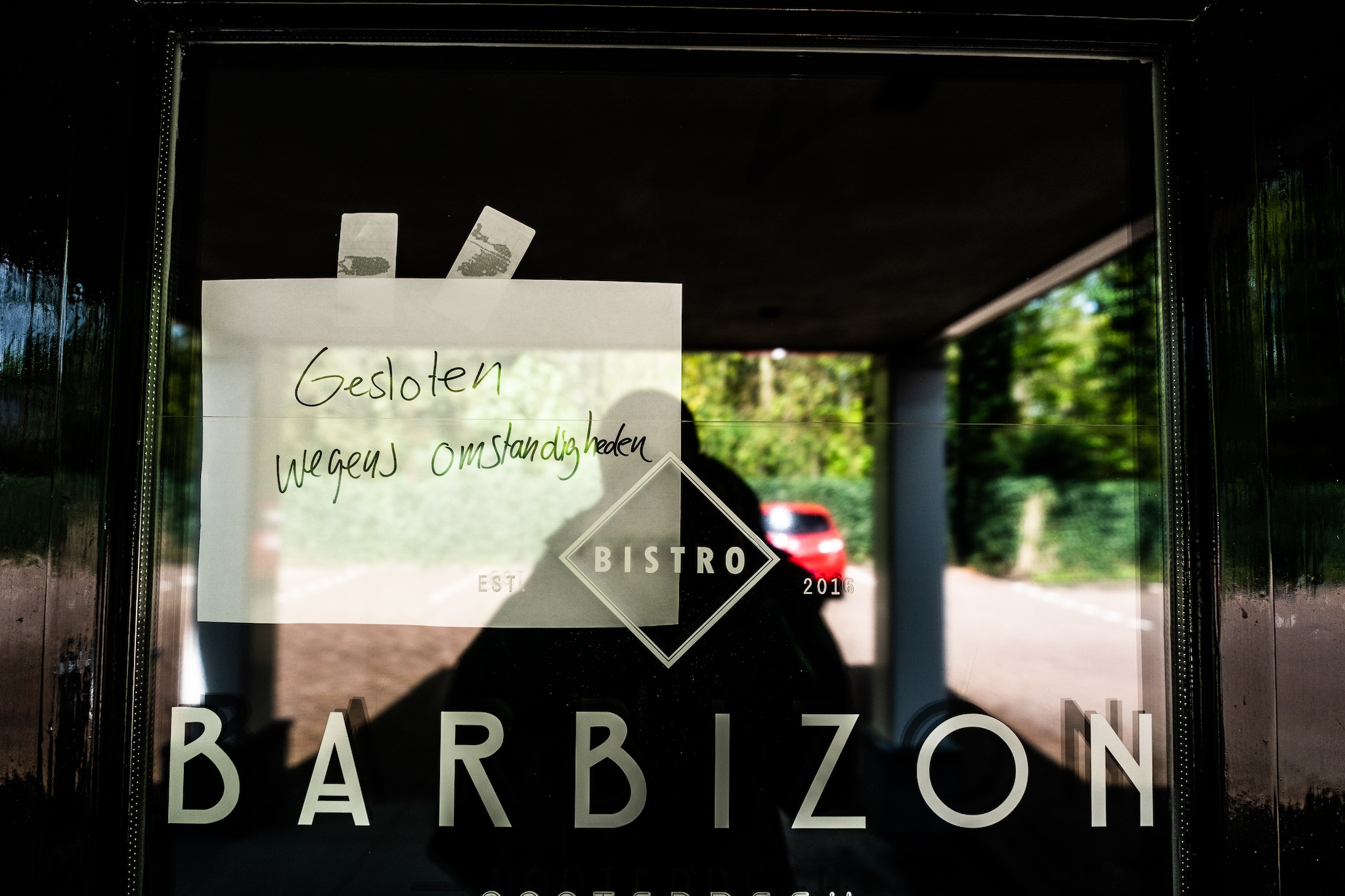 Een briefje op de deur geeft het einde aan van Bistro Barbizon in Oosterbeek. Foto: Rolf Hensel / DG Rolf Hensel / DG