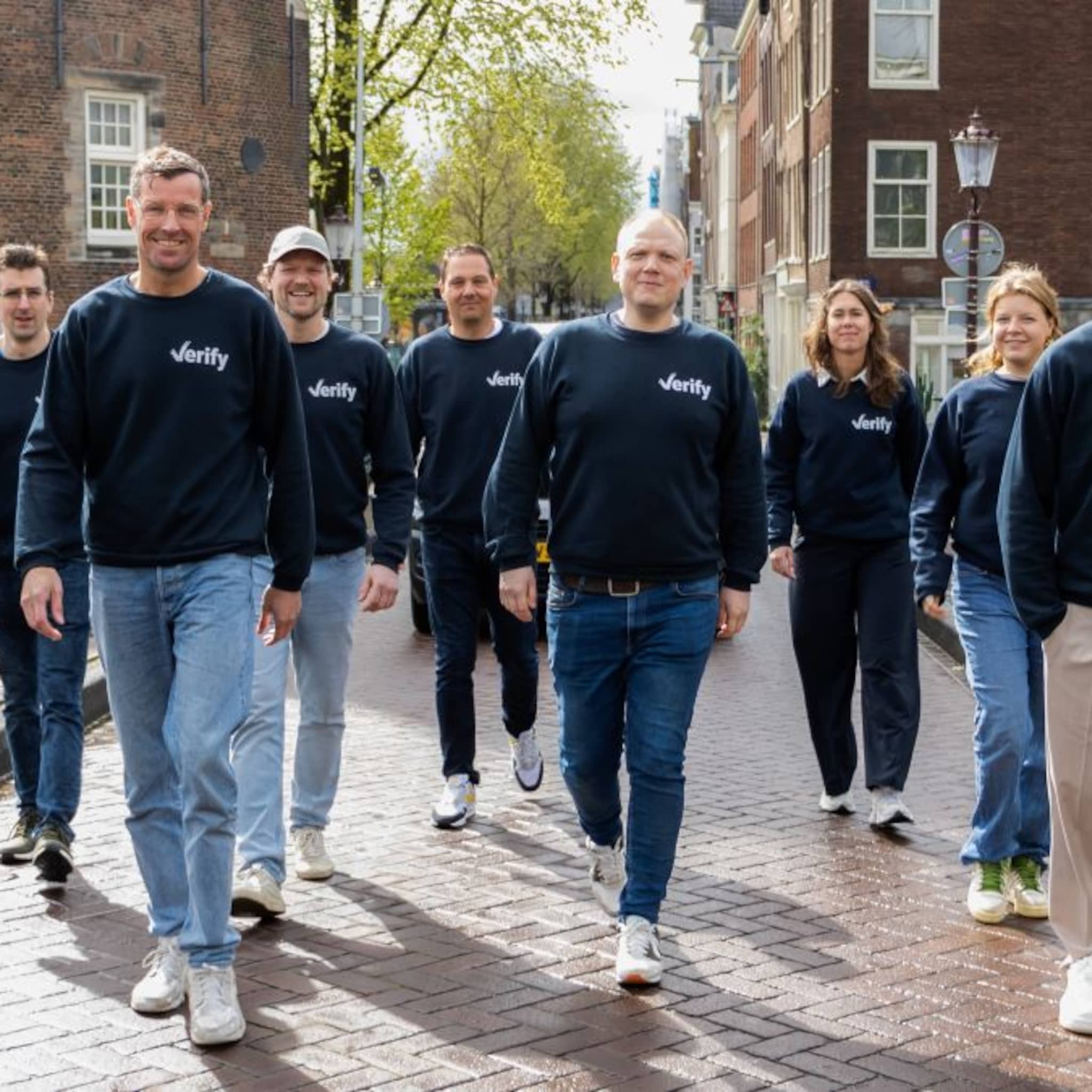 ondernemers chris hall niels bouwman en google investeren in ai startup verify