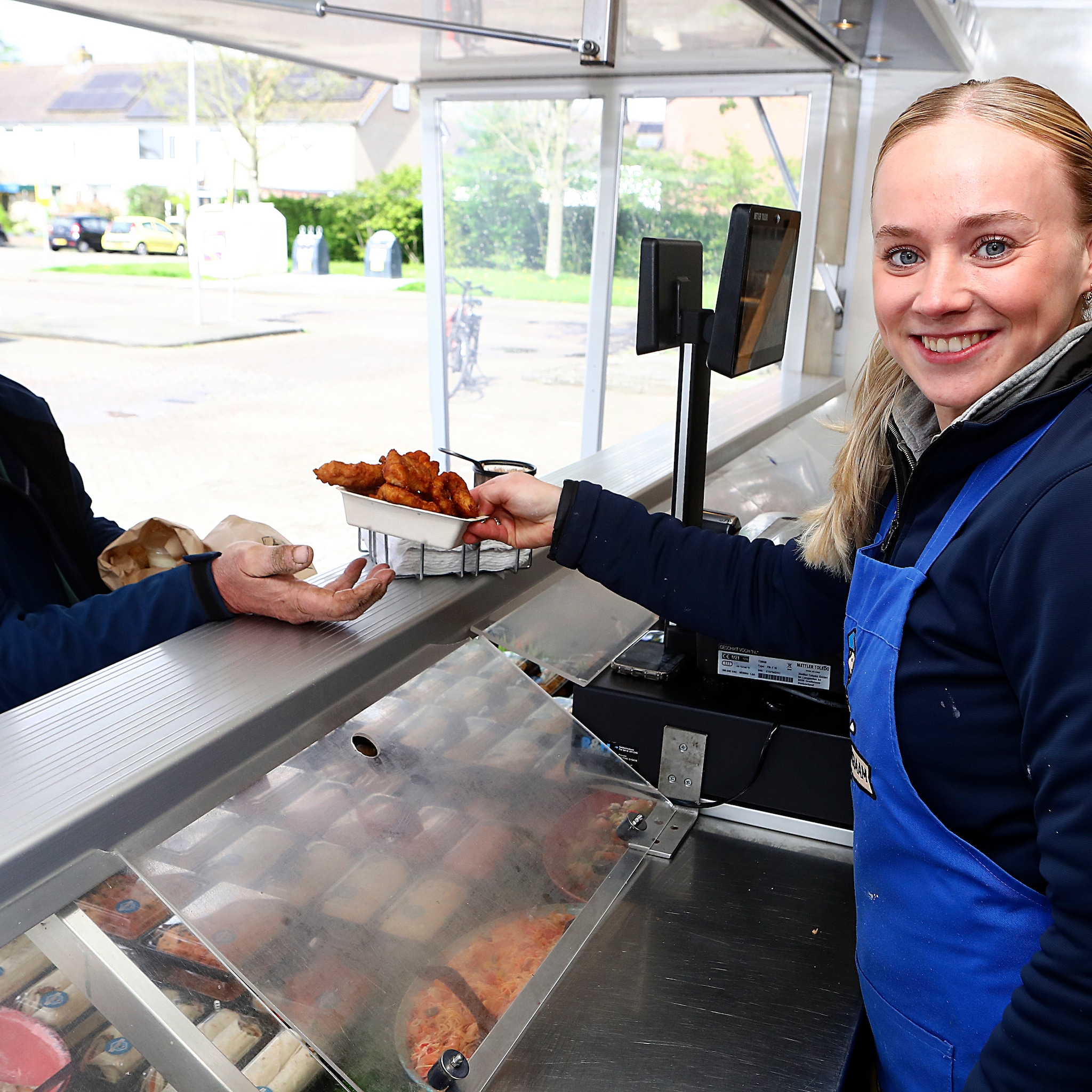 caroline 22 opende eigen viskraam de eerste maanden was het keihard werken