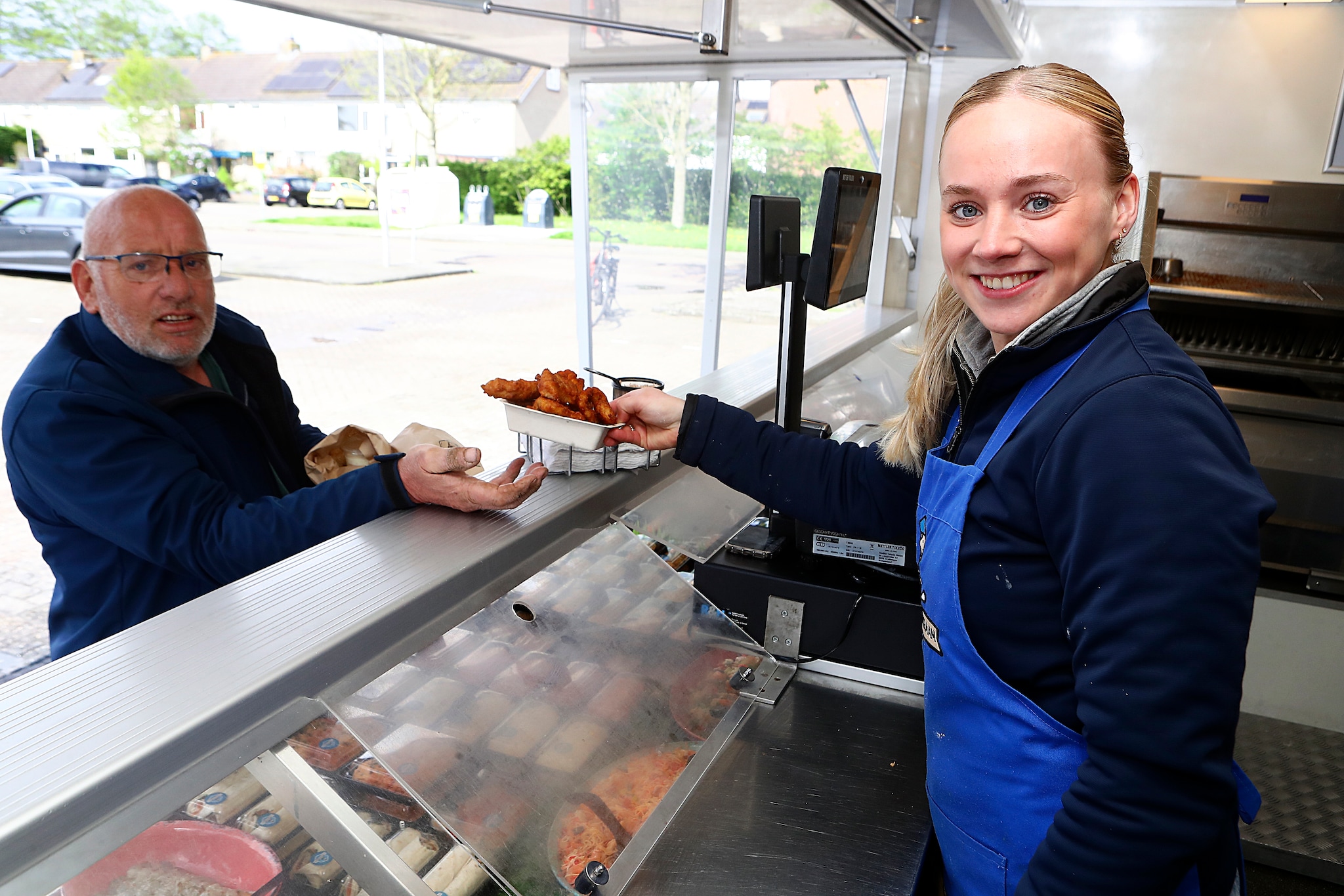 Caroline van der Schans in haar kraam op de markt in Hagestein. Ricardo Smit