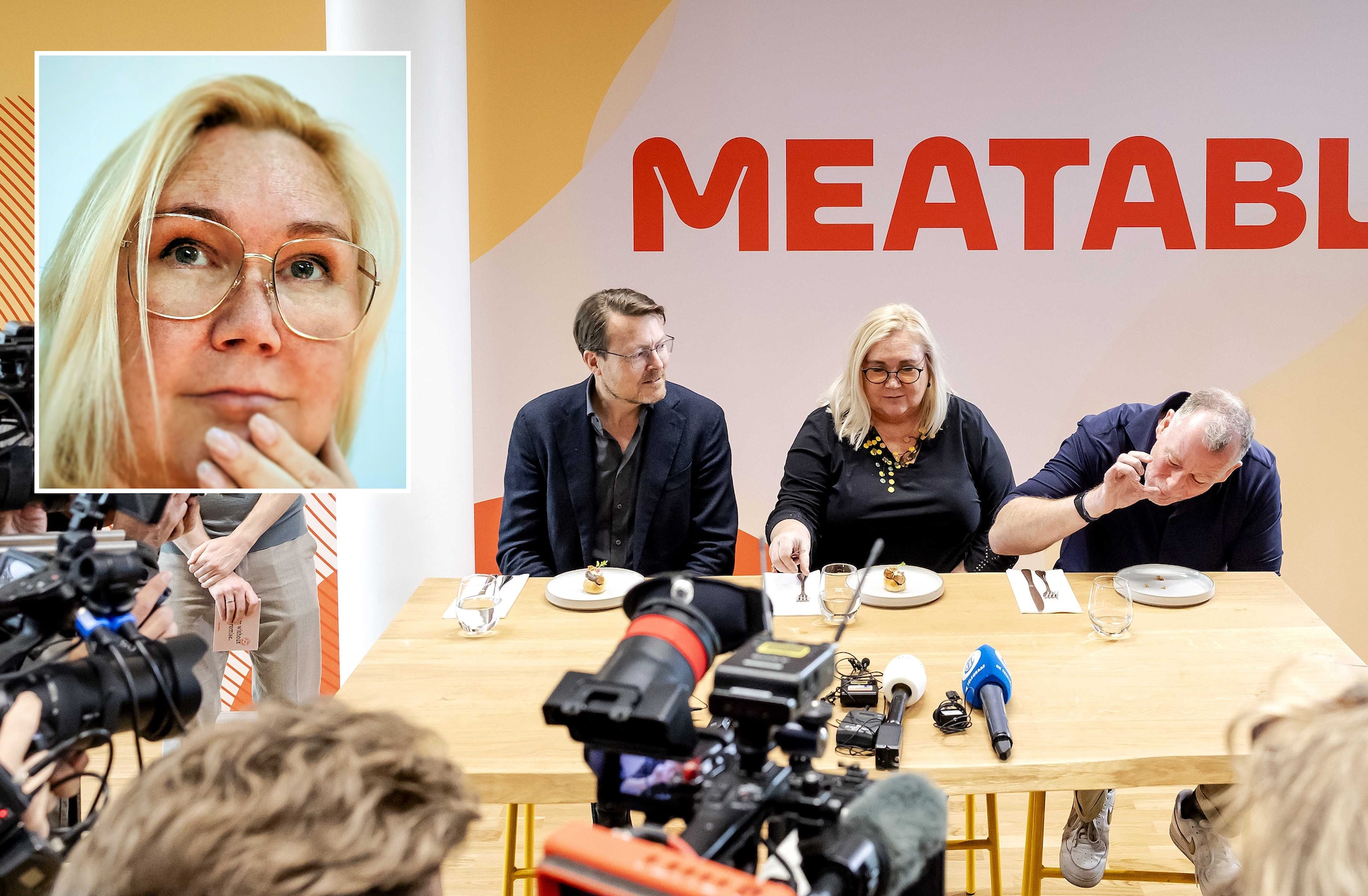 Gecultiveerde varkensworstjes proeven bij Meatable in Leiden. Met prins Constantijn van Oranje links, Ira van Eelen en voormalig chef-kok Ron Blaauw rechts. Gecultiveerde varkensworstjes proeven bij Meatable in Leiden. Met prins Constantijn van Oranje links, Ira van Eelen en voormalig chef-kok Ron Blaauw rechts.  ANP