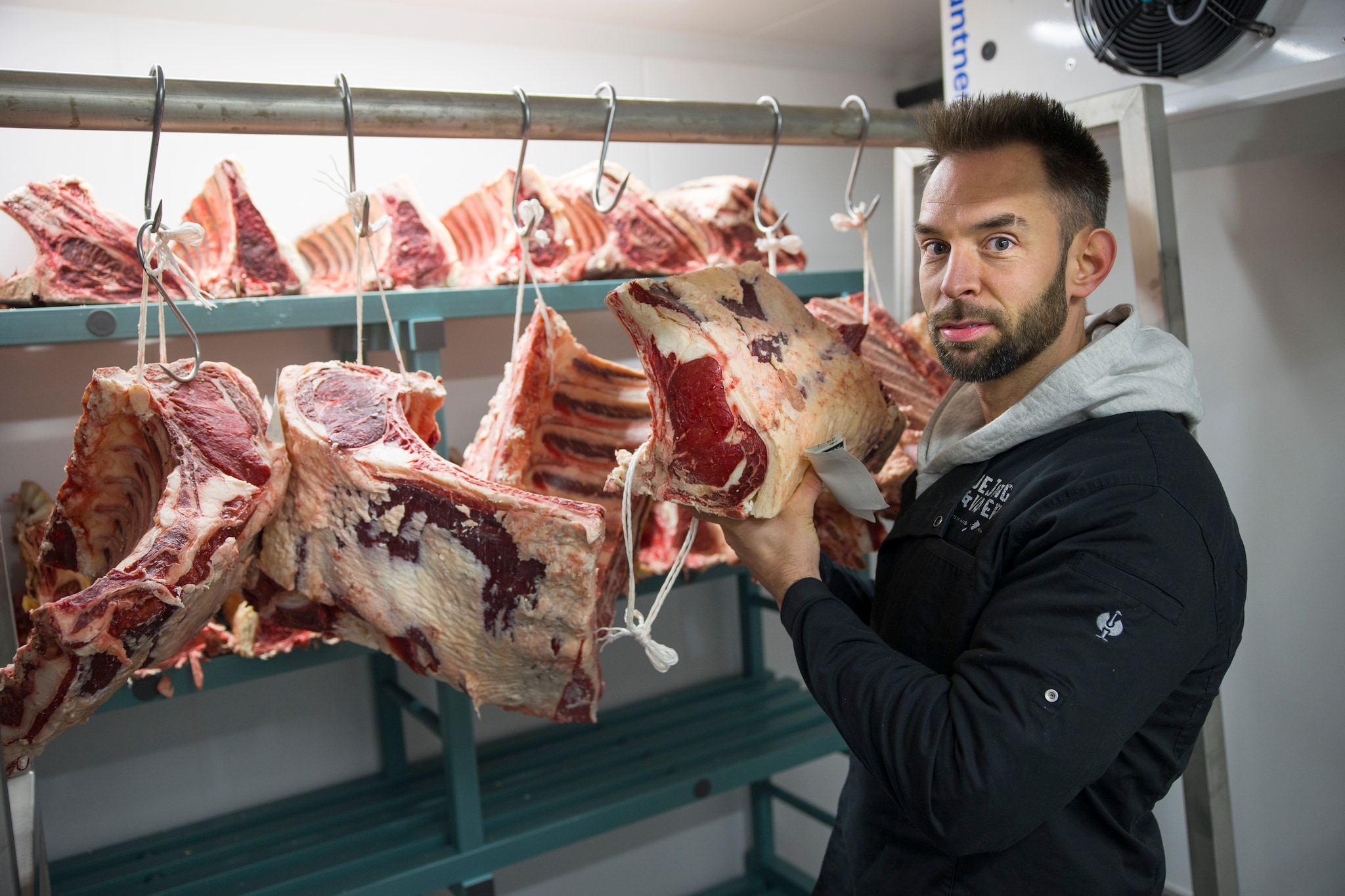 Kay de Jong van Slagerij de Jong &amp; Vader is niet alleen de geliefde winkelslager op het dorp Strijen, ook levert hij de hoogst mogelijke kwaliteit vlees aan de tophoreca van Nederland.  Kay de Jong van Slagerij de Jong &amp; Vader is niet alleen de geliefde winkelslager op het dorp Strijen, ook levert hij de hoogst mogelijke kwaliteit vlees aan de tophoreca van Nederland. Foto: Arie Kievit