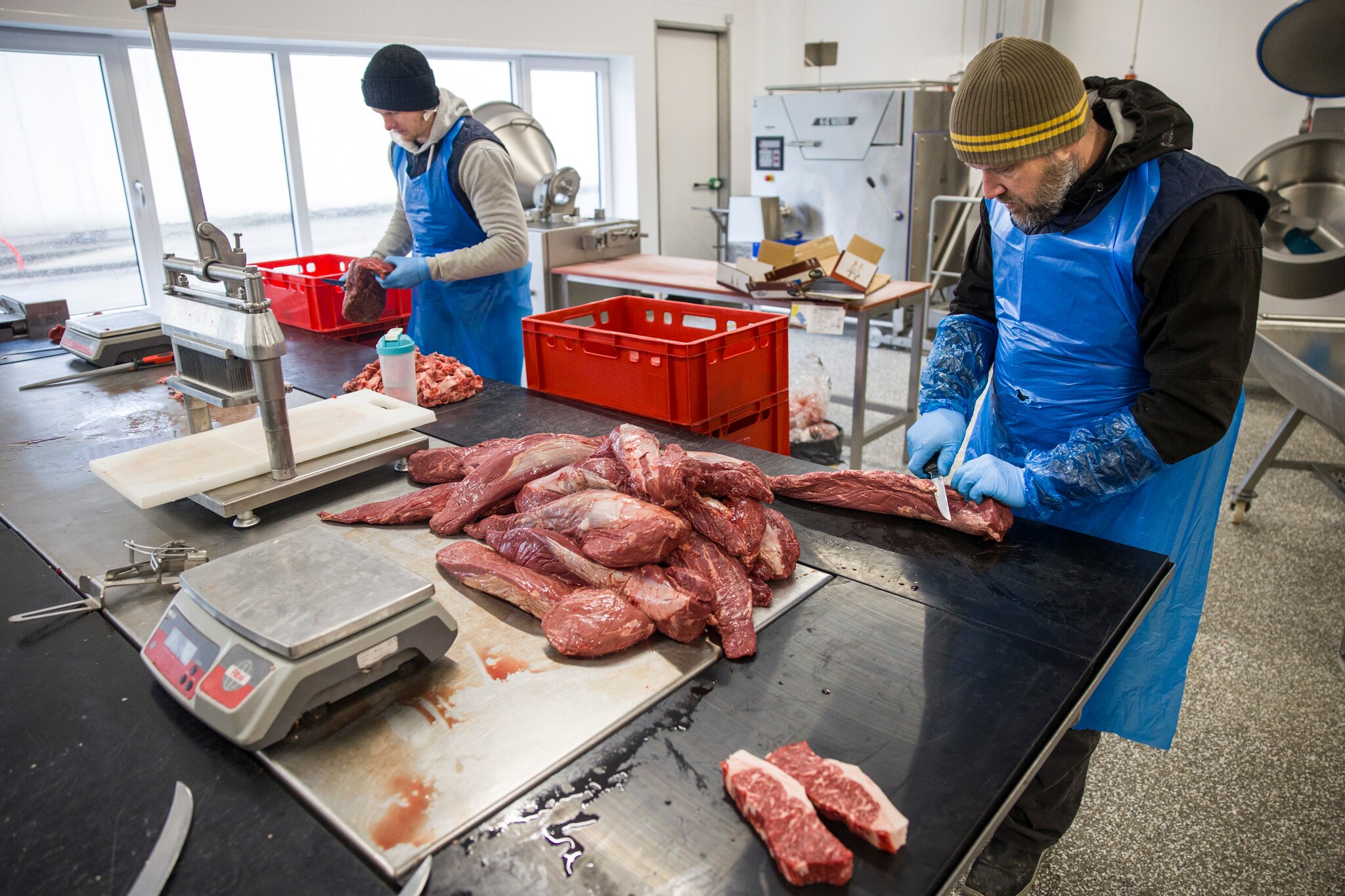 Wekelijks gaat er bij horecaslager De Jong en Vader zo’n 3000 kilo aan flat iron steak door heen. ,,Onze absolute hardloper." Wekelijks gaat er bij horecaslager De Jong en Vader zo’n 3000 kilo aan flat iron steak door heen. ,,Onze absolute hardloper.” Foto: Arie Kievit