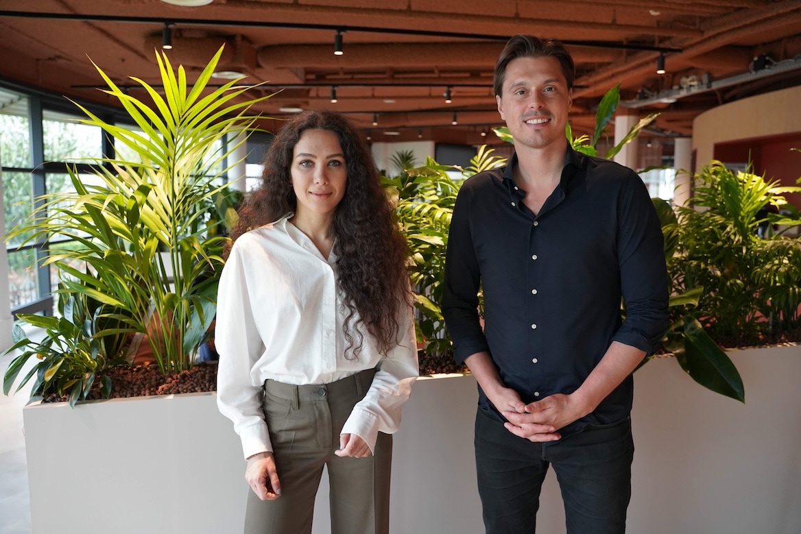 Tea Elezi, investeerder bij Mediahuis Ventures (links) en Florian Gendrault, oprichter Alleo (rechts) Tea Elezi, investeerder bij Mediahuis Ventures (links) en Florian Gendrault, oprichter Alleo (rechts) | Beeld: Alleo