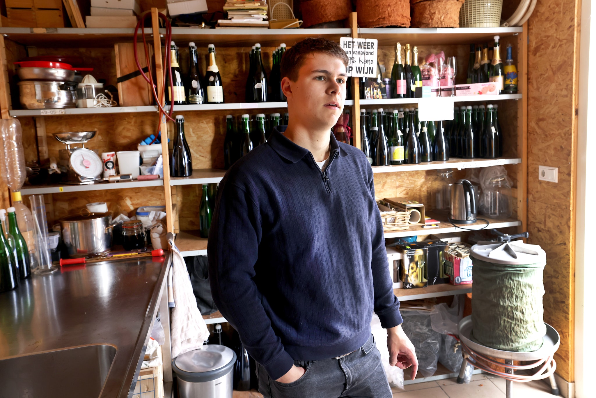De pers naast de deur van de schuur met daarin het productiestraatje. De pers naast de deur van de schuur met daarin het productiestraatje. Peter de Jong Fotografie