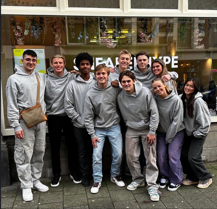 Het team van Sneakerhype voor de showroom eigen beeld
