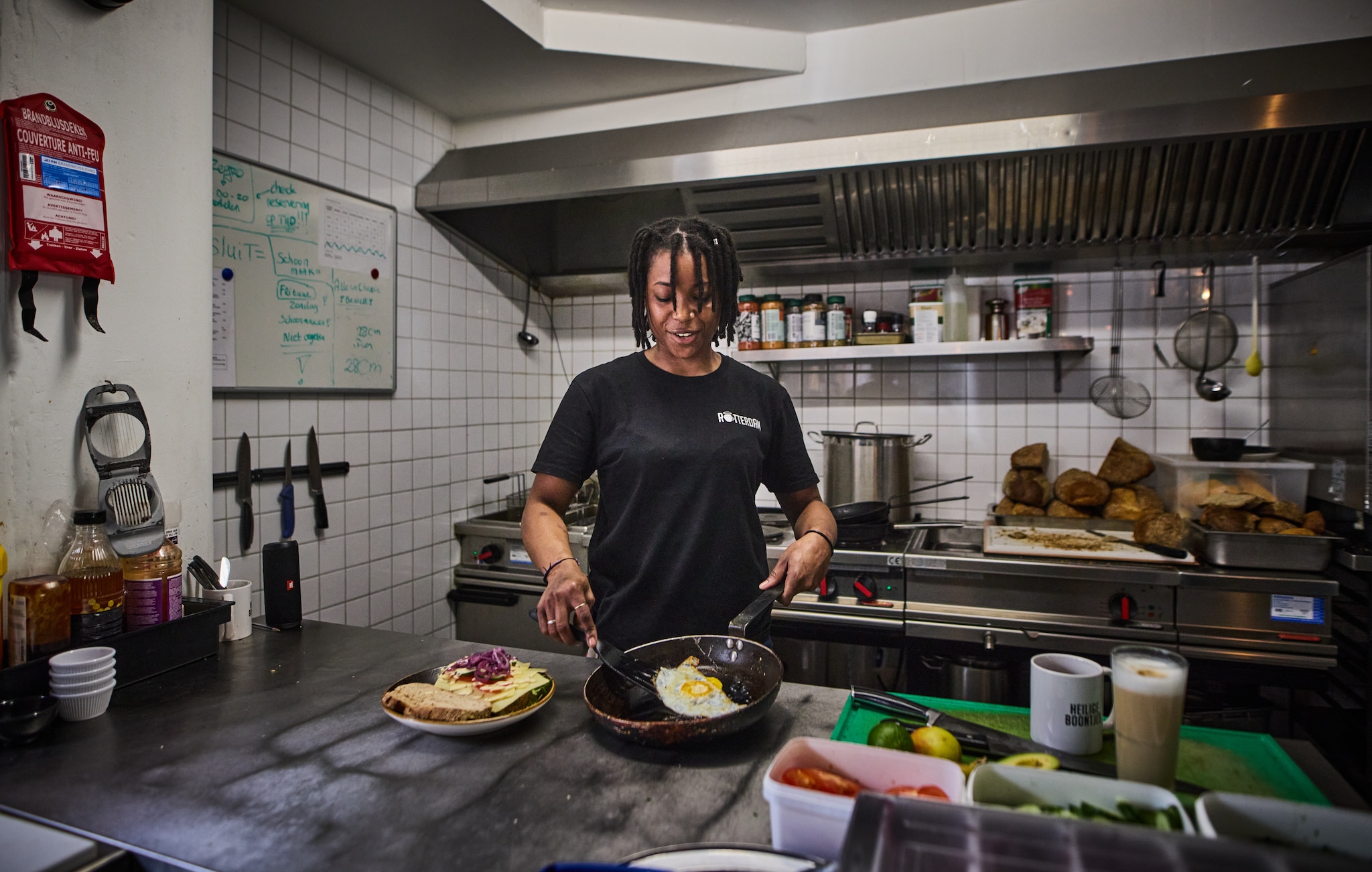 Personeel van Heilige Boontjes krijgt een maandenlange opleiding. Foto: Jan de Groen