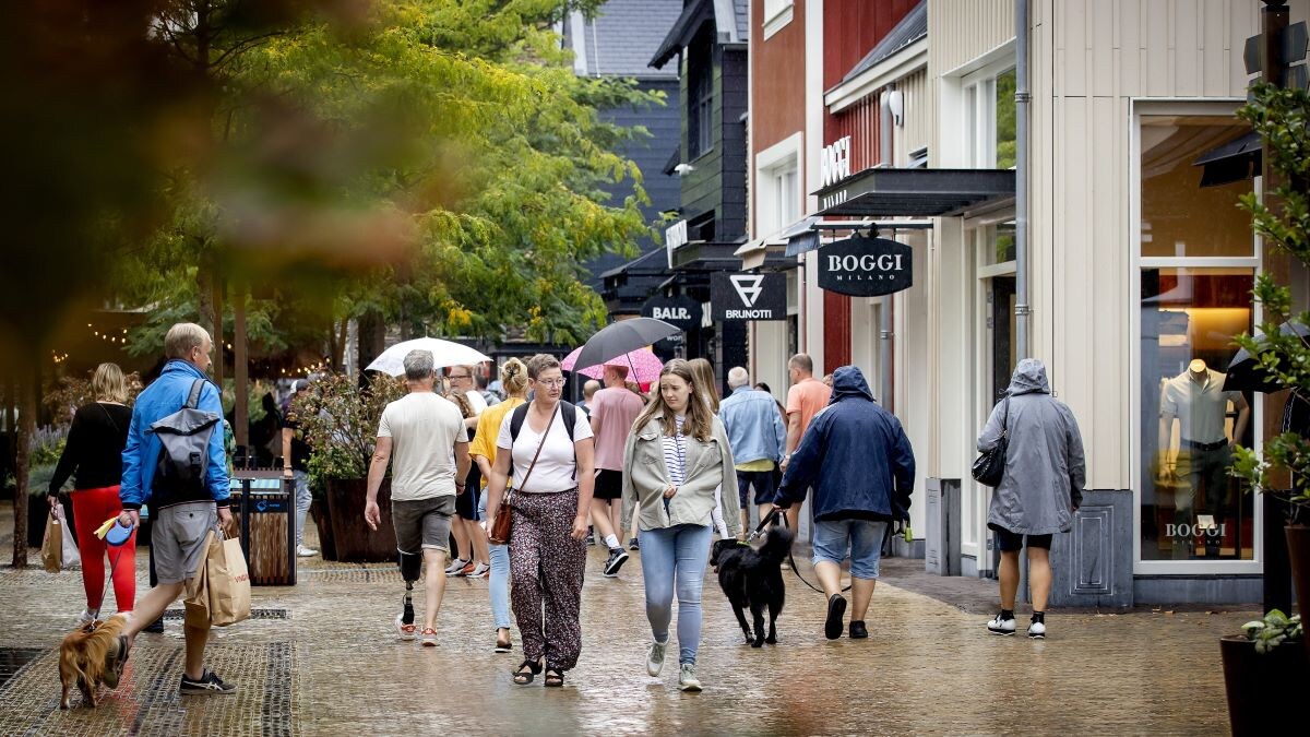 Winkelend publiek in Batavia Stad. Foto: ANP Winkelend publiek in Batavia Stad. Foto: ANP