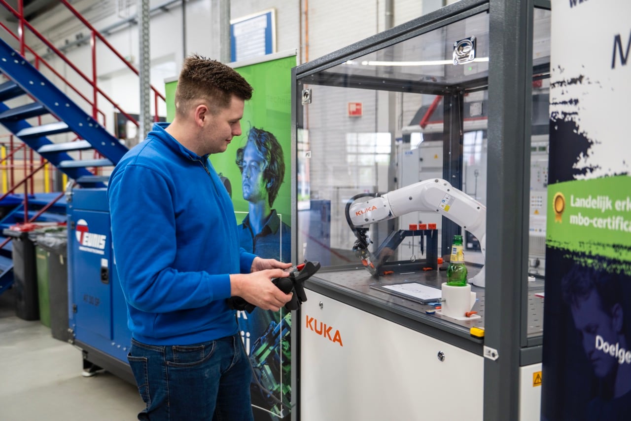 RIJSSEN - REMOLaurens Ardesch praktijkopleider mechatronica Arnold Hilberink Manager Onderwijsontwikkeling AUPING - Tonnie Rozenkamp productiemanager matrassen Lenneke Lingmont - Laurens Ardesch, Praktijkopleider REMO